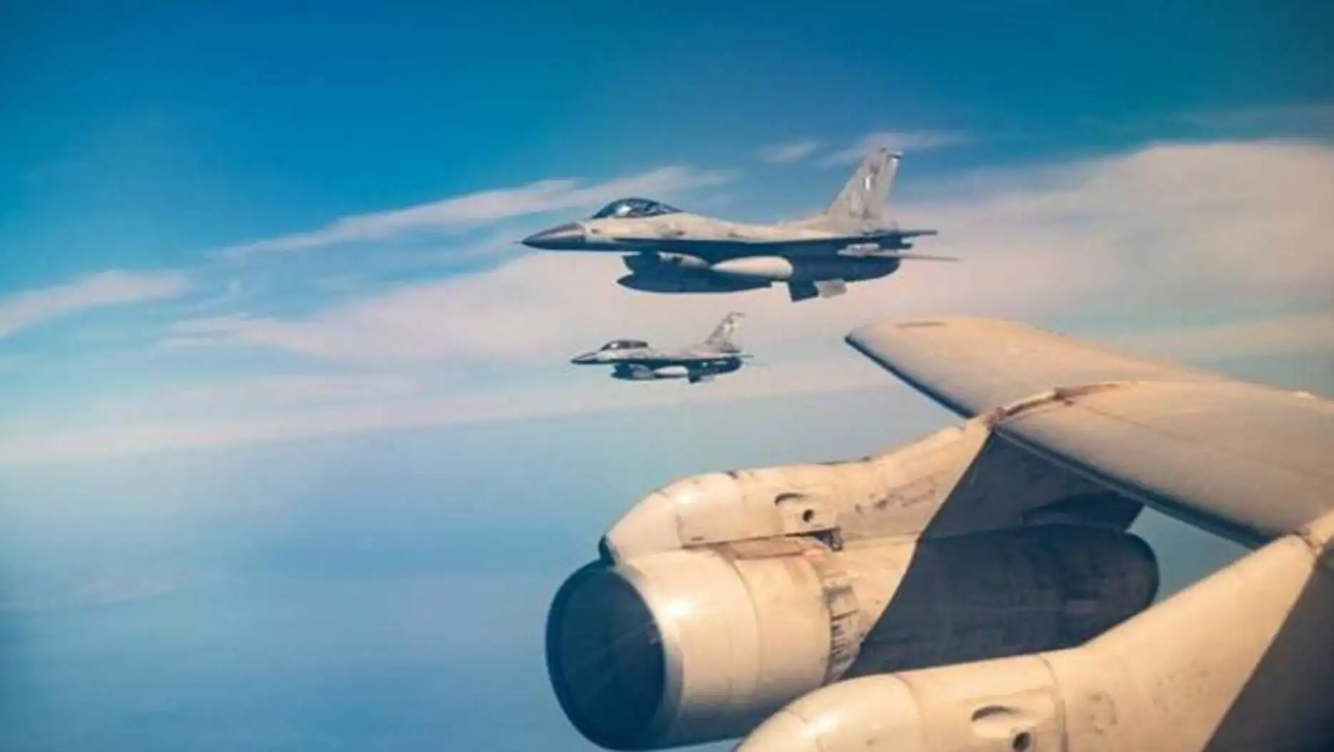 Bir grup savaş uçağının gökyüzünde uçuşu. Bir grup savaş uçağının gökyüzünde uçuşu.