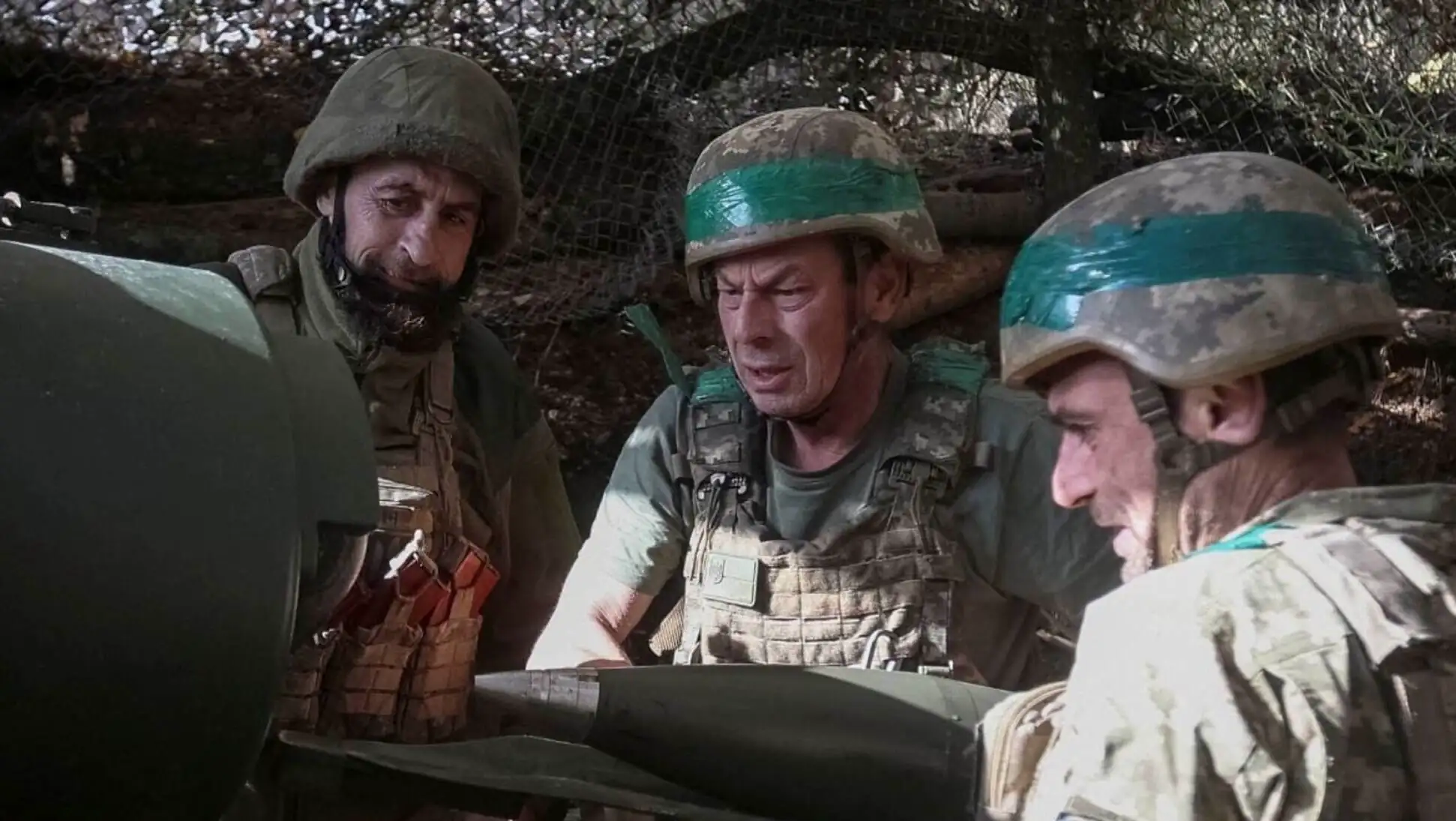 Askeri üniforma giymiş bir grup adam.