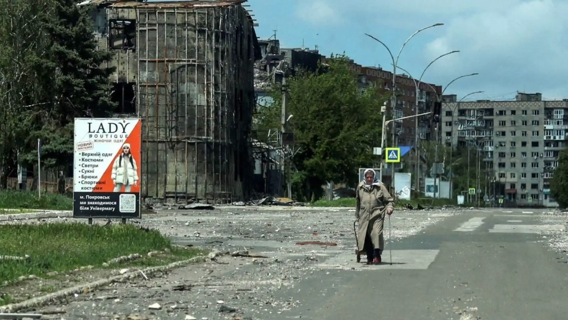 Bir adam sokakta yürüyor.