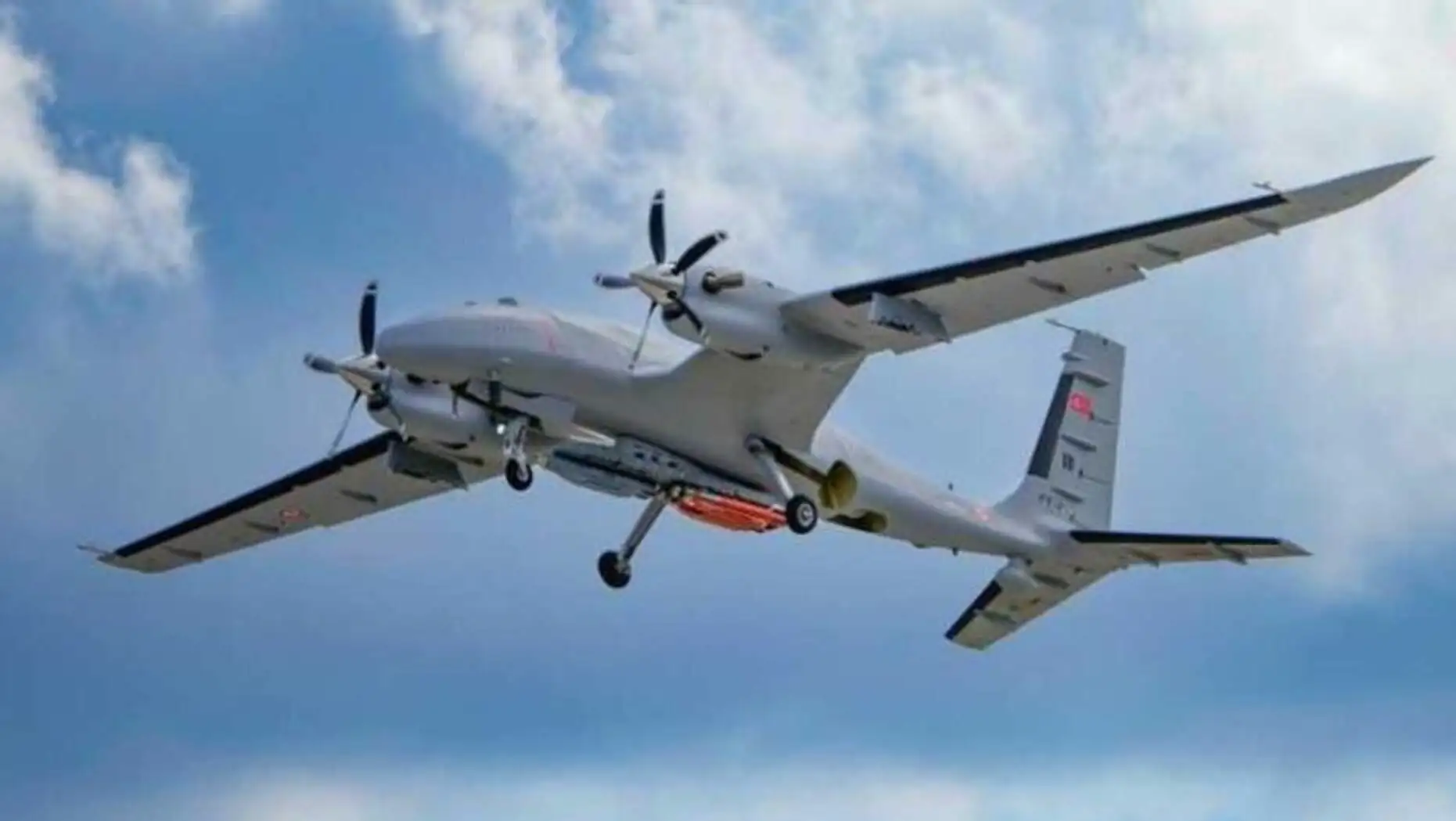 Bir uçağın gökyüzünde uçuşu.