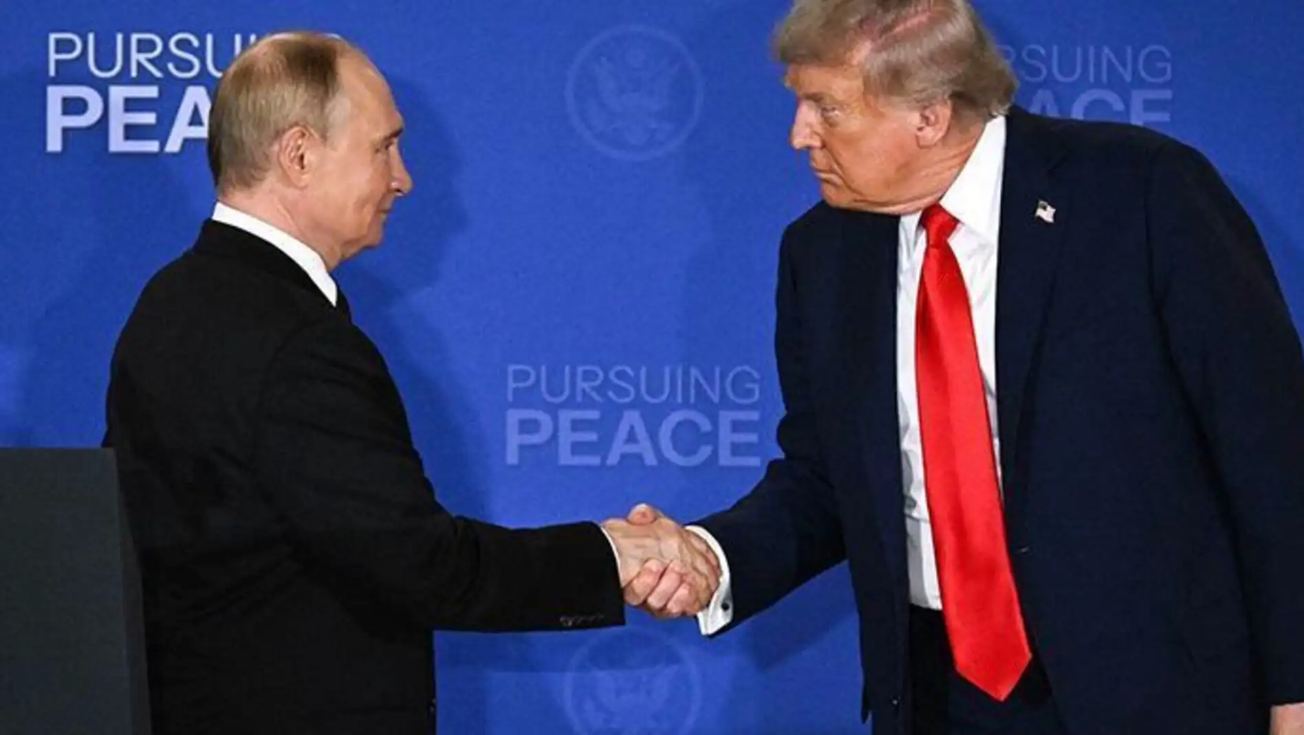 Trump ve Zelenskiy görüşmesi sırasında iki liderin el sıkışması