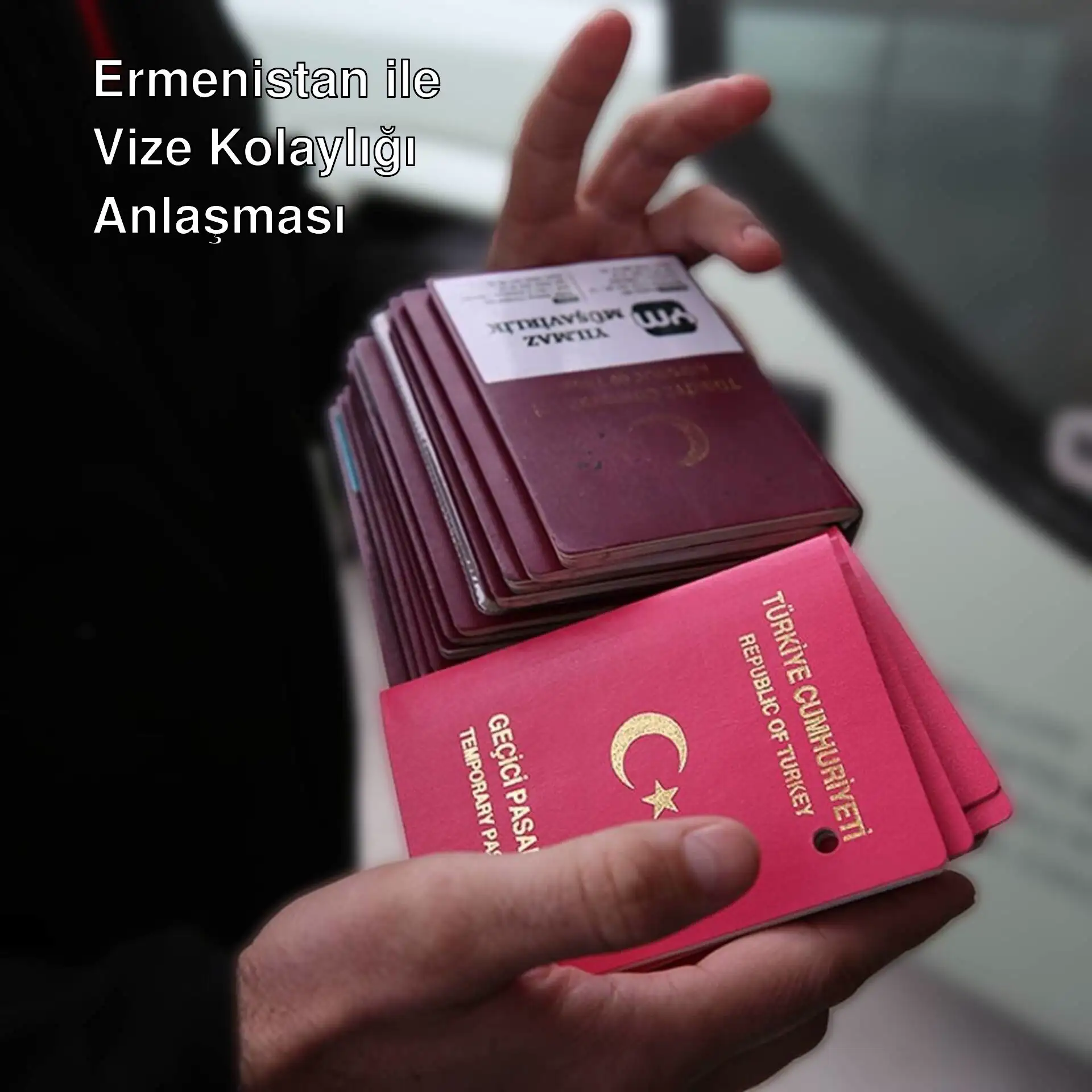 Pasaport tutan bir kişi.