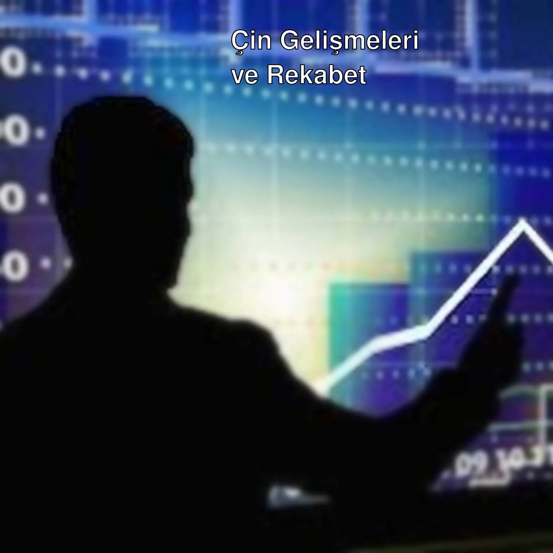 Bir adam masada oturuyor.