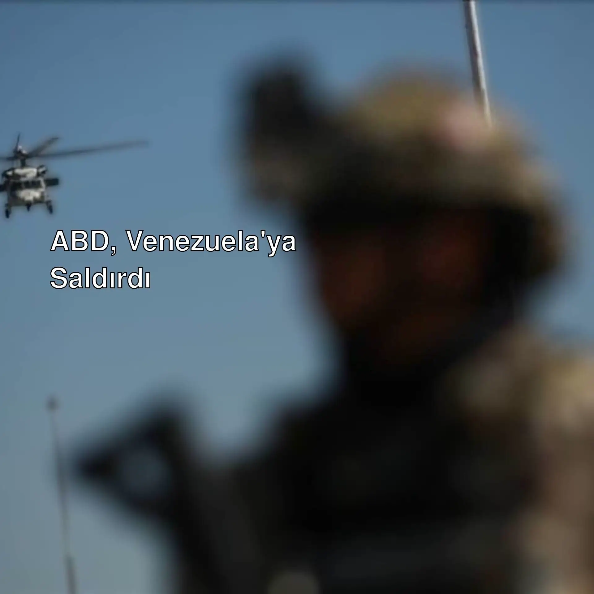 Bir helikopter havada uçuyor.