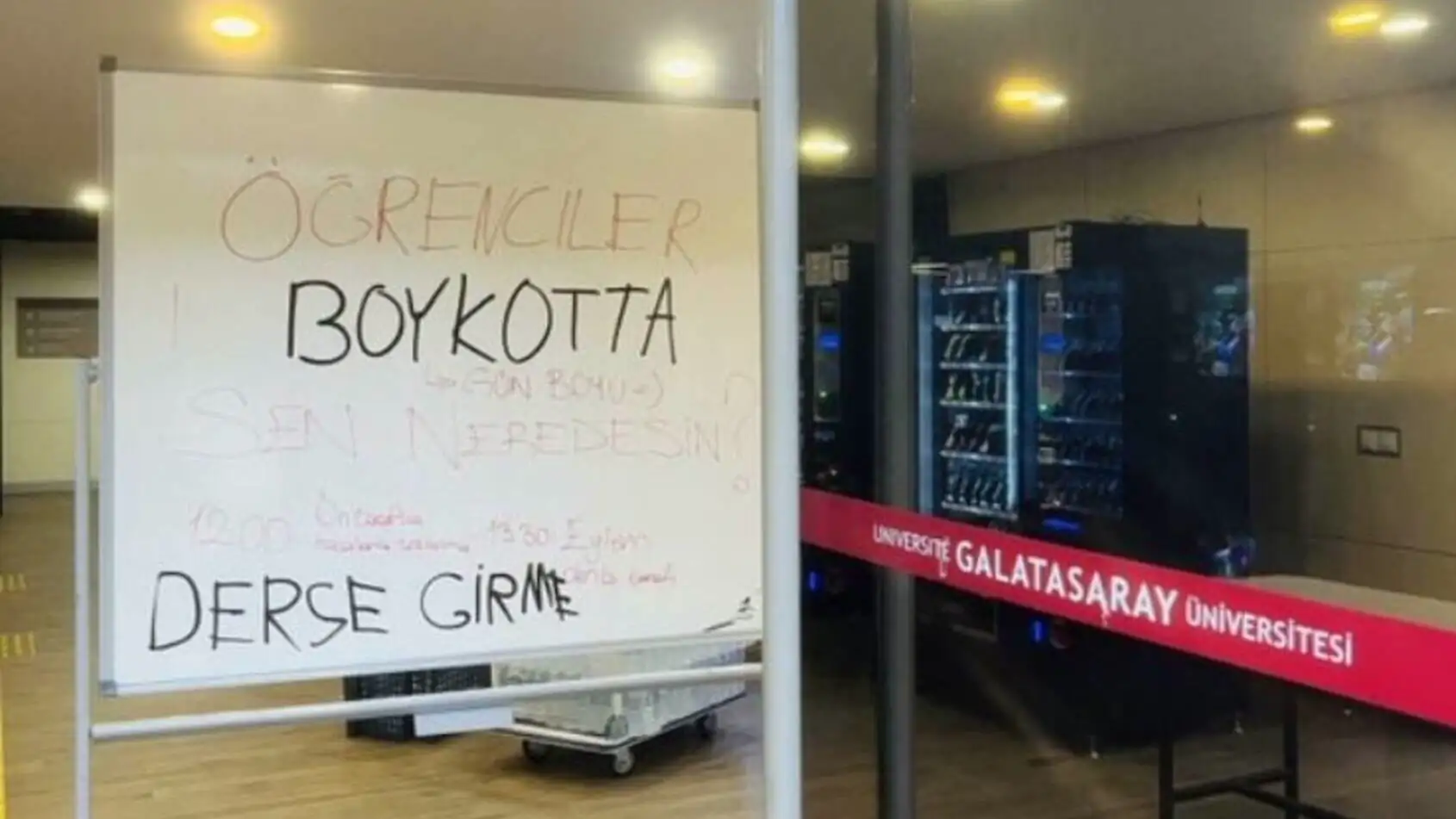 Galatasaray Üniversitesi'nde boykot pankartı.