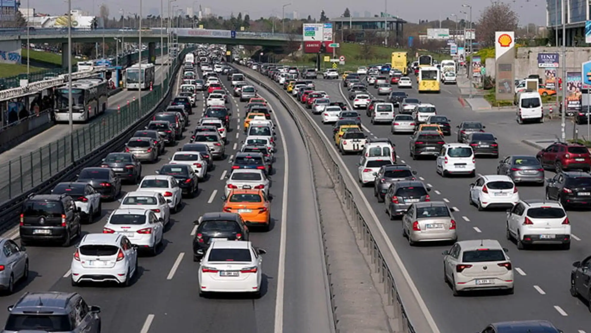 Trafikte yoğunluk yaşanan bir yol. Trafikte yoğunluk yaşanan bir yol.
