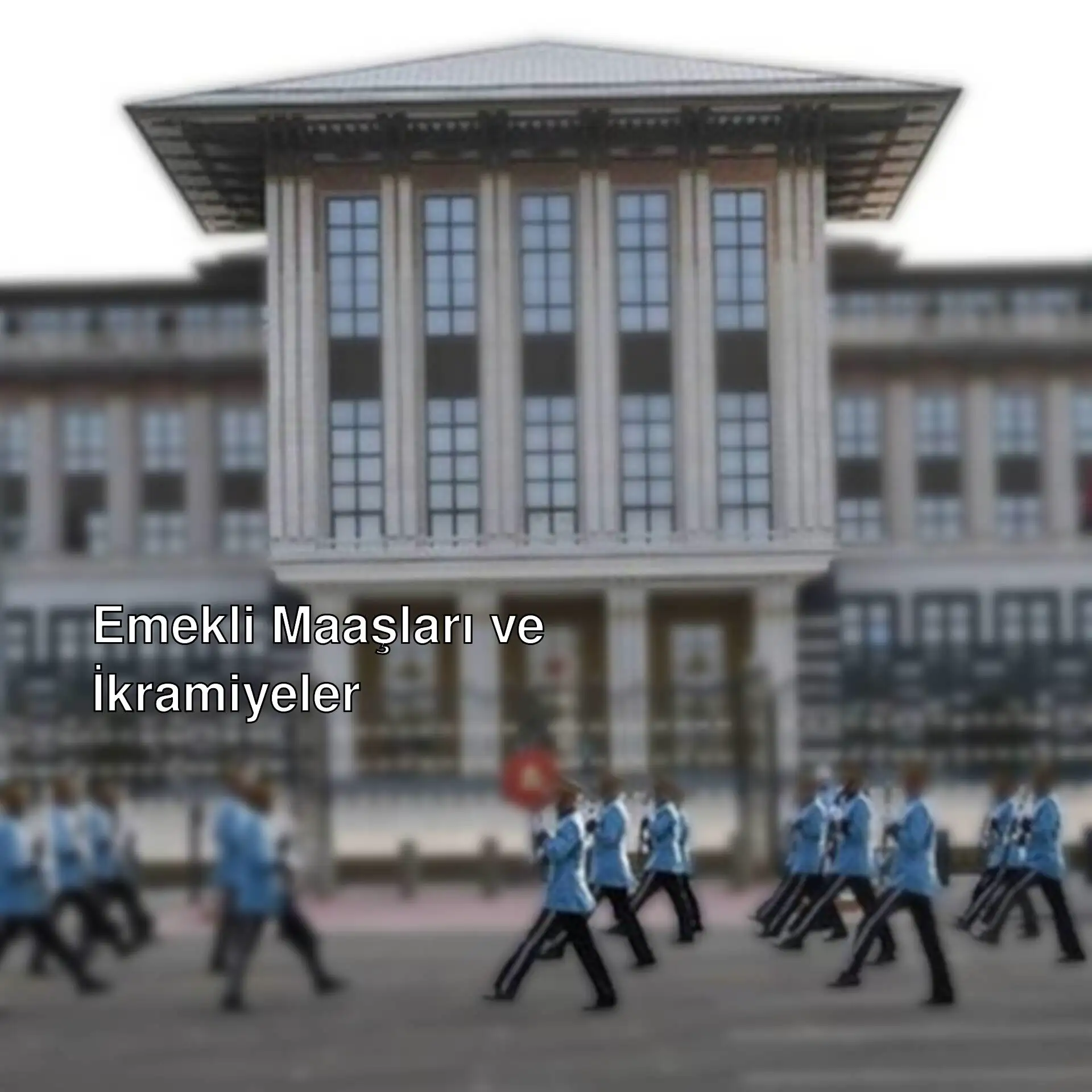 Bir grup insan bir binanın önünde yürüyüş yapıyor. Bir grup insan bir binanın önünde yürüyüş yapıyor.