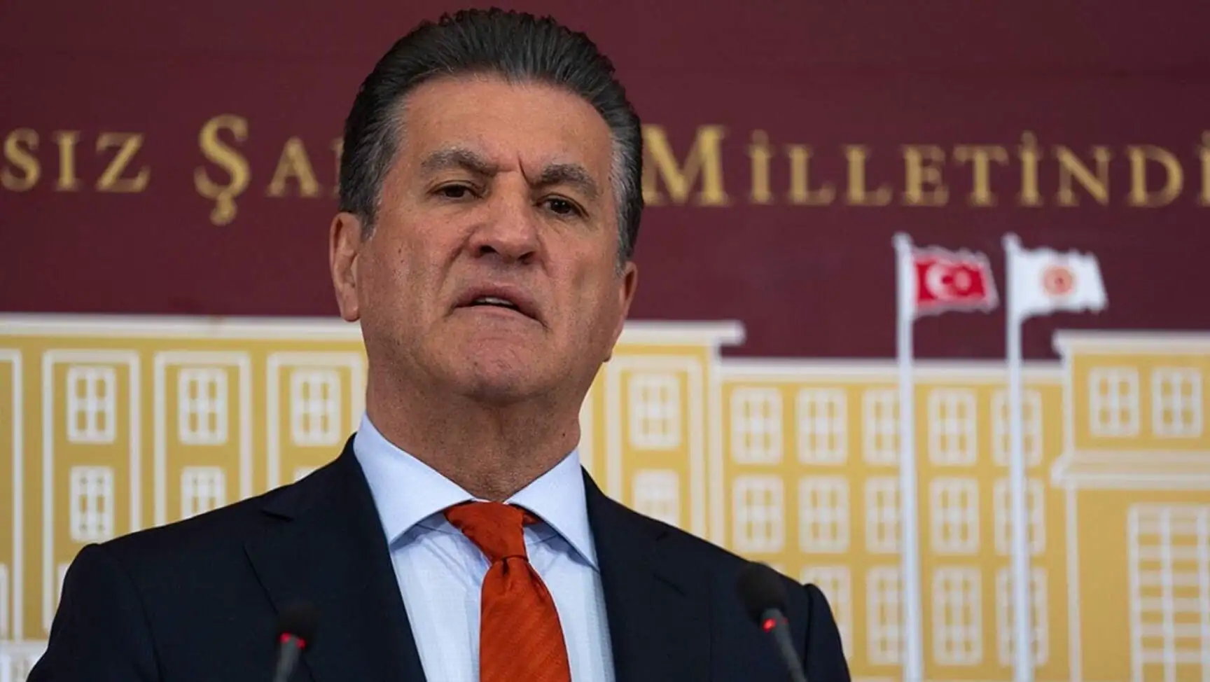 Bir adam takım elbise giymiş. Bir adam takım elbise giymiş.