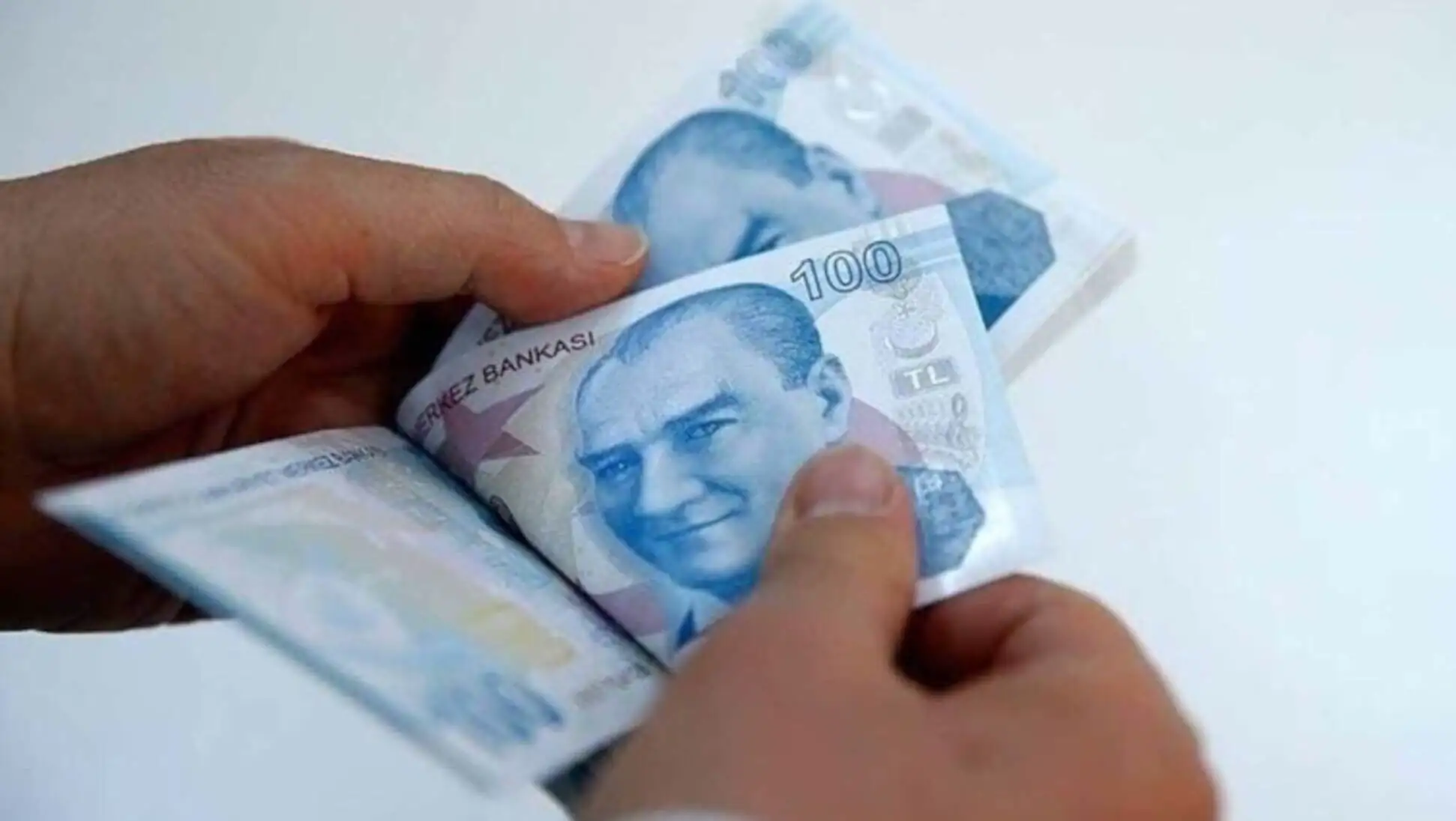 Bir kişi Türk parası tutuyor. Bir kişi Türk parası tutuyor.
