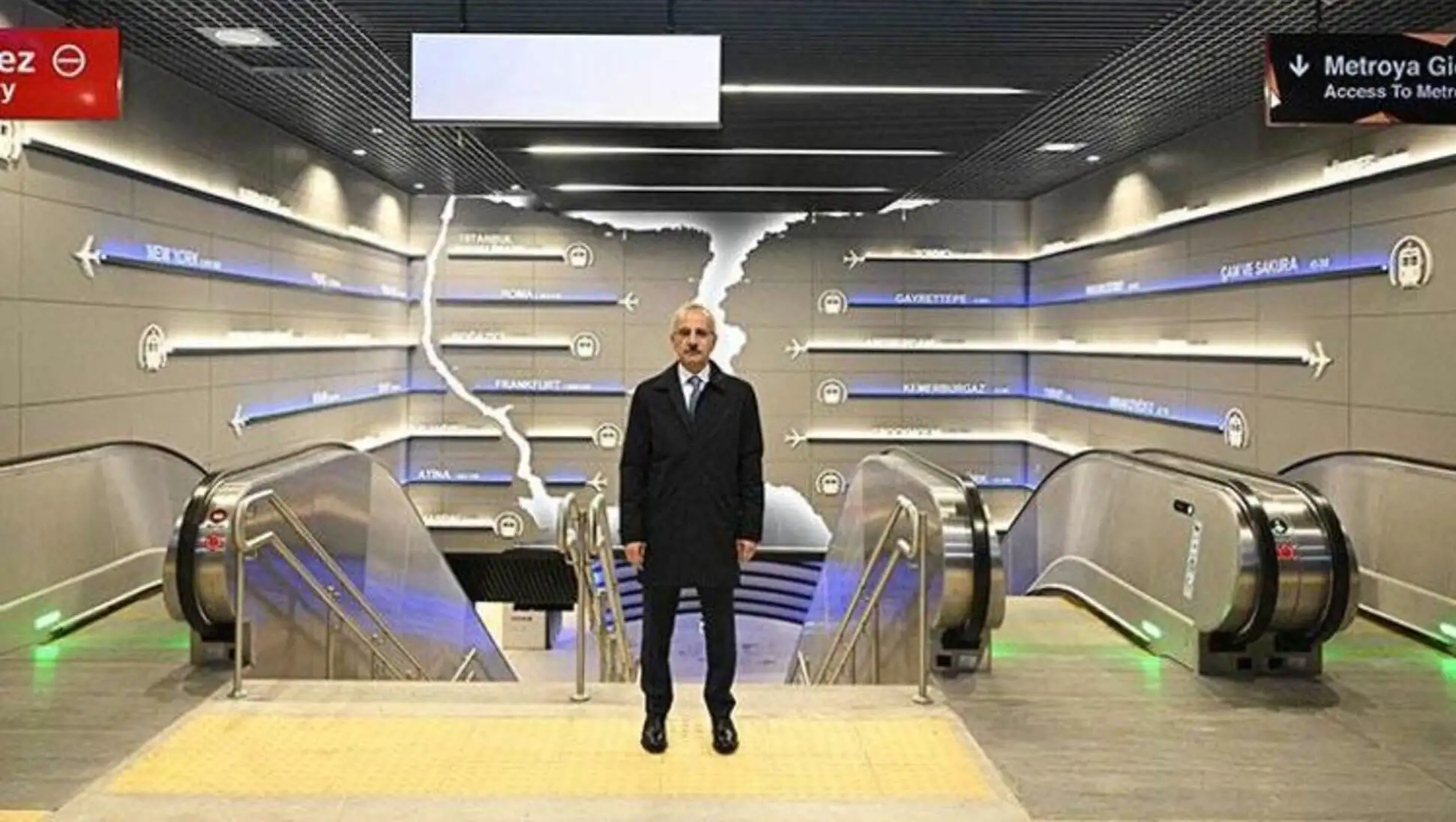 Bir adam metro istasyonunda duruyor. Bir adam metro istasyonunda duruyor.