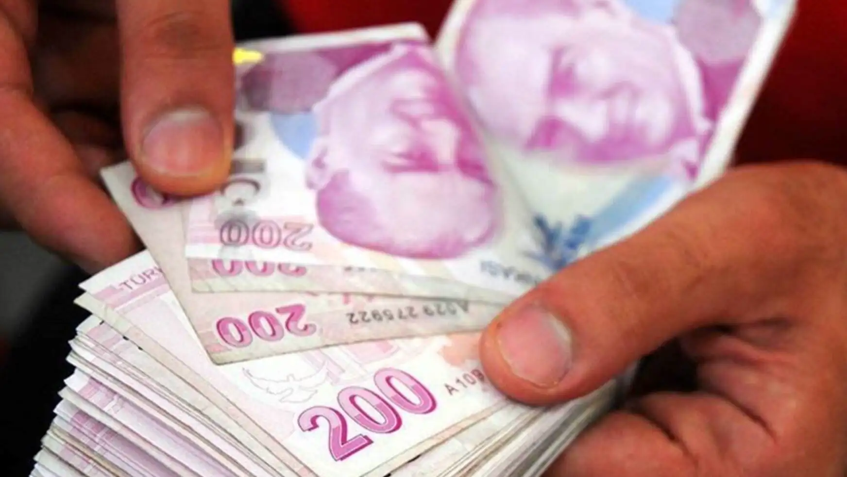 Bir kişinin para tuttuğu görüntü. Emekli ikramiyesi ödemeleriyle ilgili. Bir kişinin para tuttuğu görüntü. Emekli ikramiyesi ödemeleriyle ilgili.