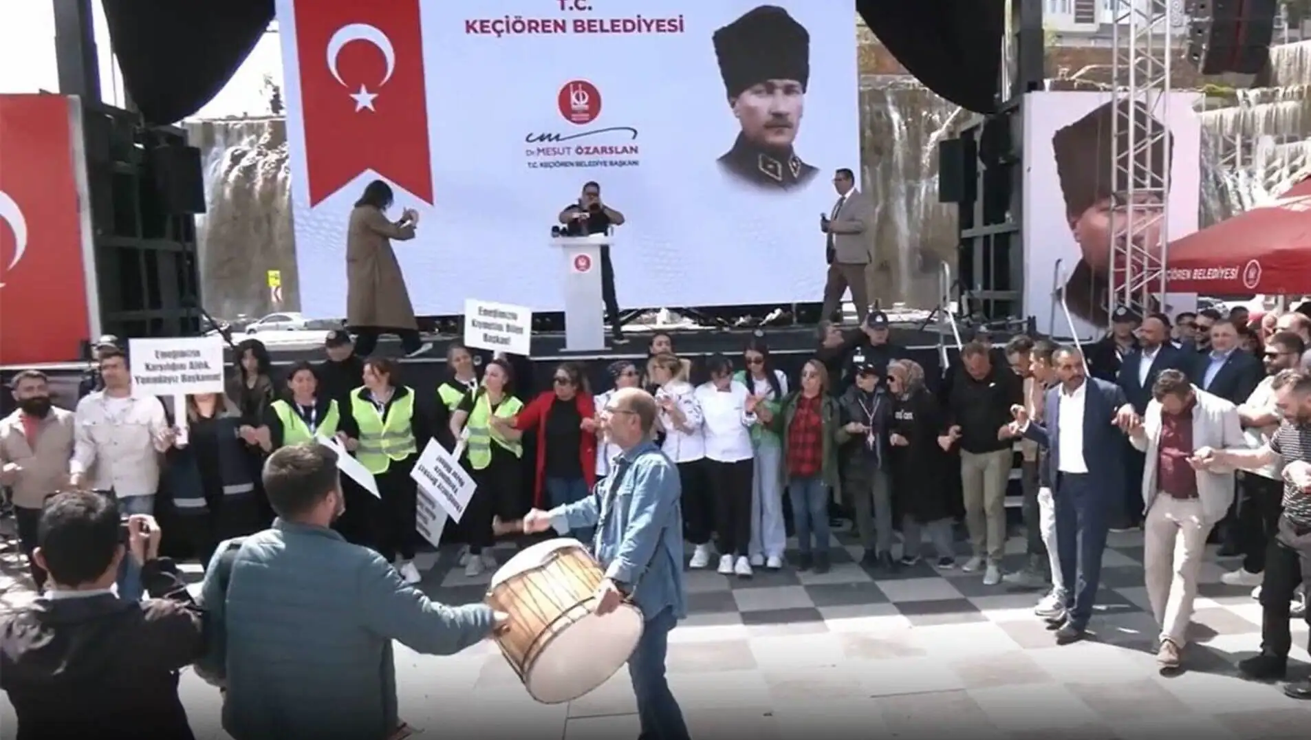 Keçiören Belediyesi çalışanları, kutlama sırasında bir araya geldi. Keçiören Belediyesi çalışanları, kutlama sırasında bir araya geldi.
