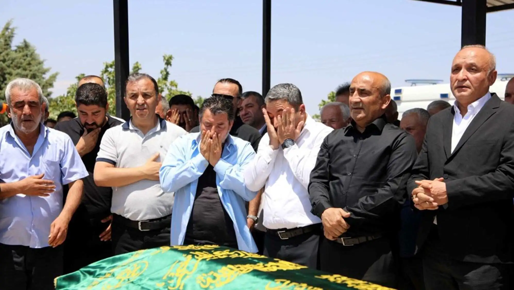 Cenaze töreninde Onurcan Özdemir'in tabutu etrafında insanlar. Cenaze töreninde Onurcan Özdemir'in tabutu etrafında insanlar.