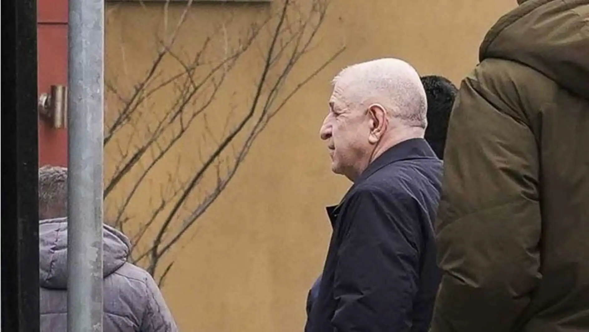 Ümit Özdağ, duruşma sırasında hakimlere sesleniyor. Ümit Özdağ, duruşma sırasında hakimlere sesleniyor.