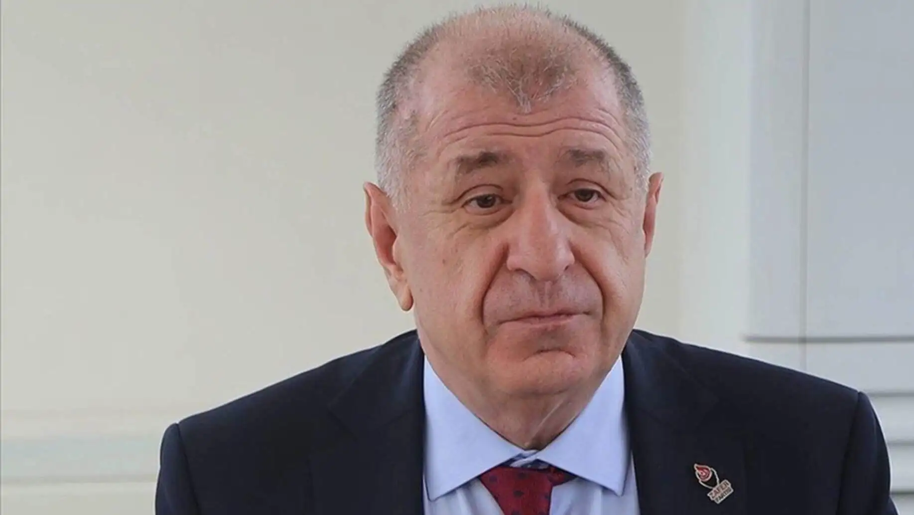 Ümit Özdağ, duruşma sırasında avukatlarıyla birlikte. Ümit Özdağ, duruşma sırasında avukatlarıyla birlikte.