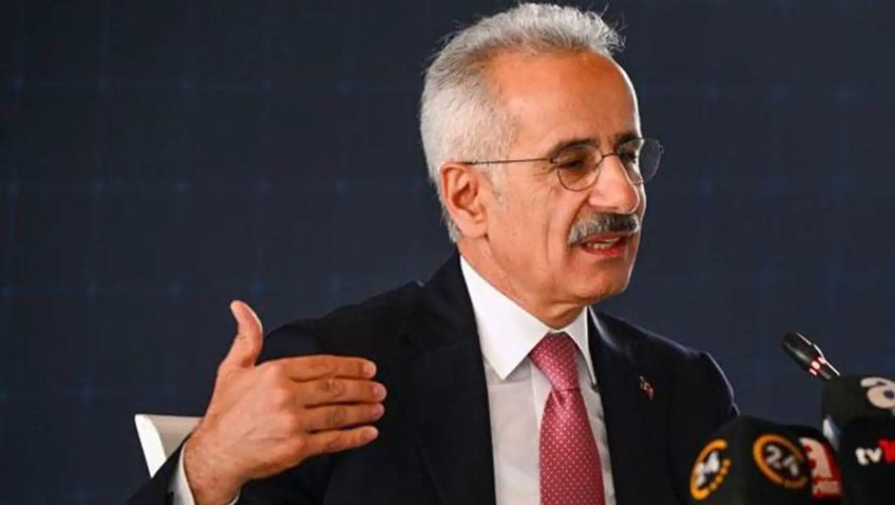 Ulaştırma Bakanı Abdulkadir Uraloğlu, projeleri tanıtıyor.