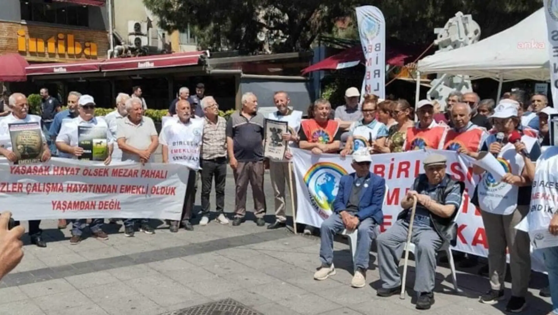 Bir grup insan dışarıda duruyor. Bir grup insan dışarıda duruyor.