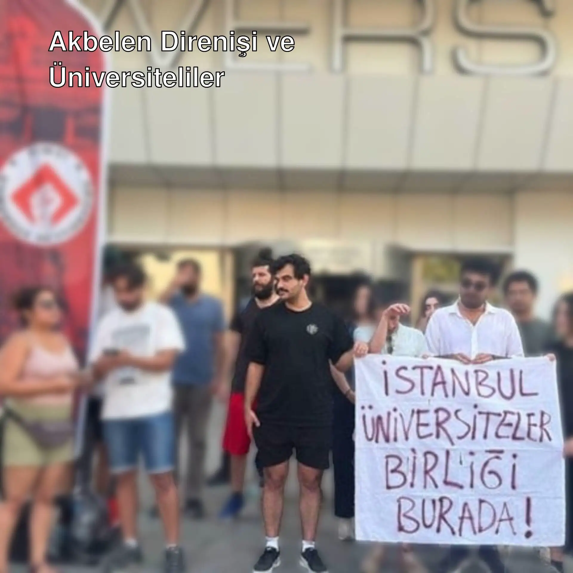 Bir grup insan pankart tutuyor. Bir grup insan pankart tutuyor.