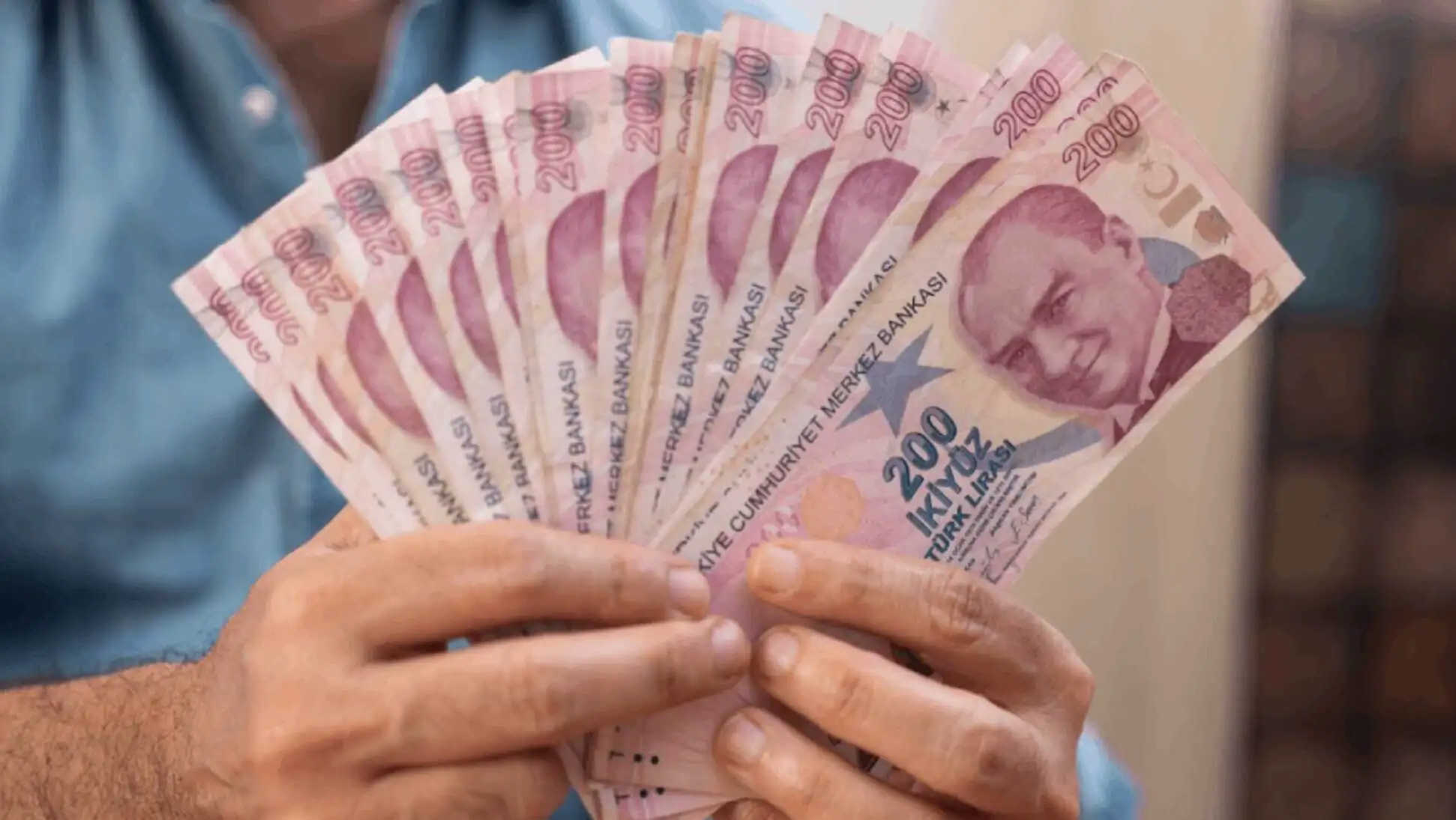 Bir kişinin para fanı tutması. Bir kişinin para fanı tutması.