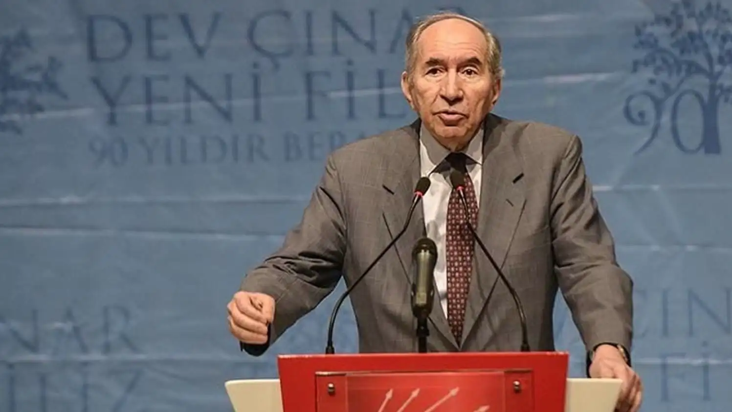 Altan Öymen, bir podiumda konuşuyor. Altan Öymen, bir podiumda konuşuyor.