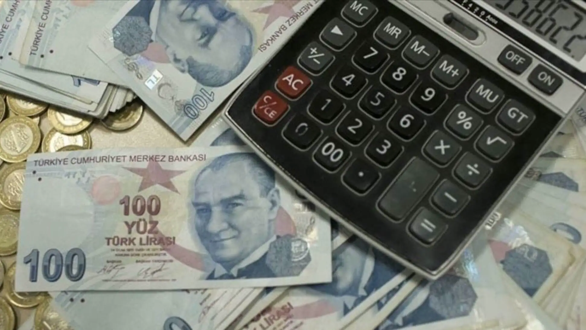 Bir hesap makinesi ve para. Bir hesap makinesi ve para.