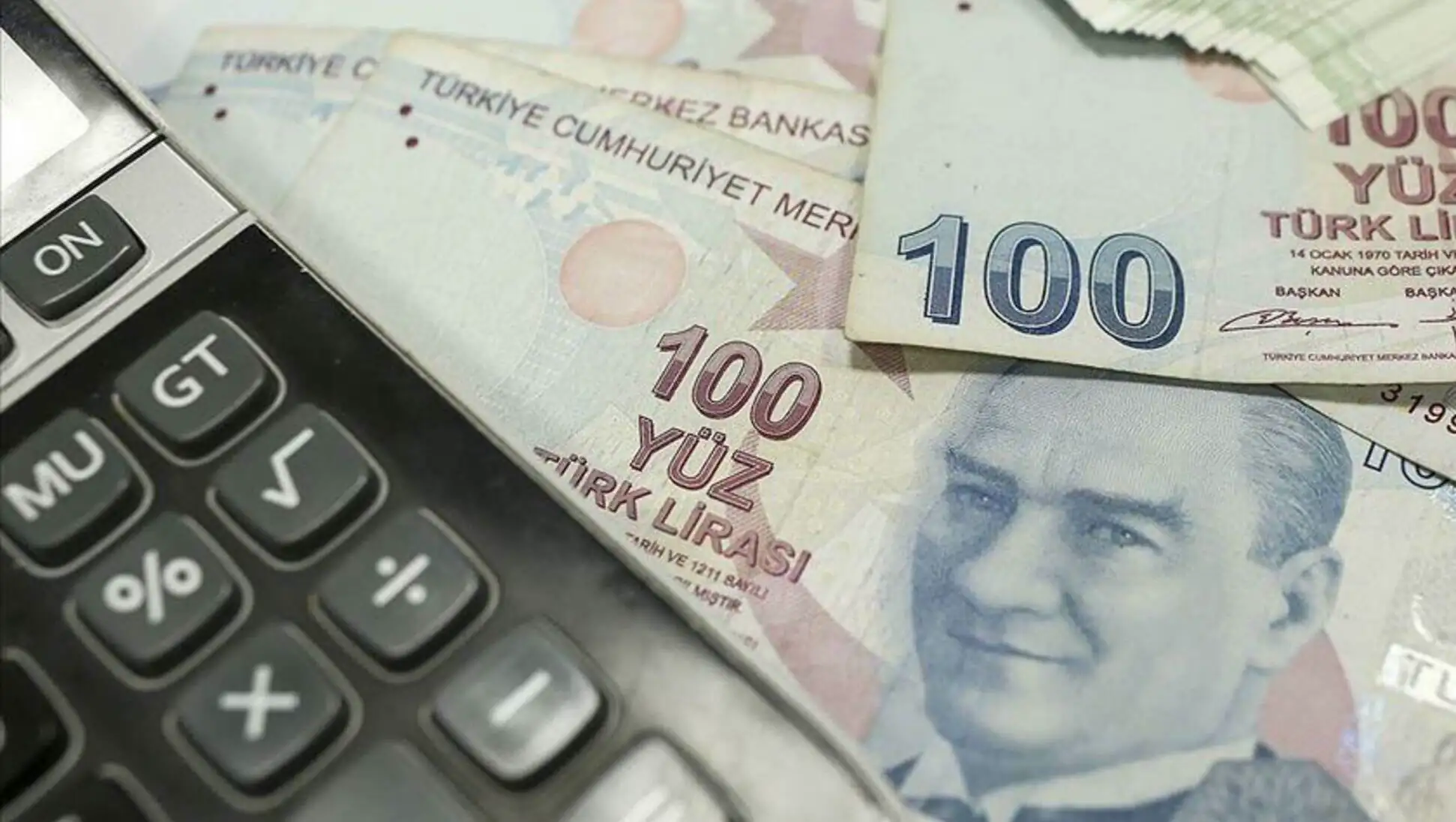 Bir kişinin parayı tutması. Bir kişinin parayı tutması.