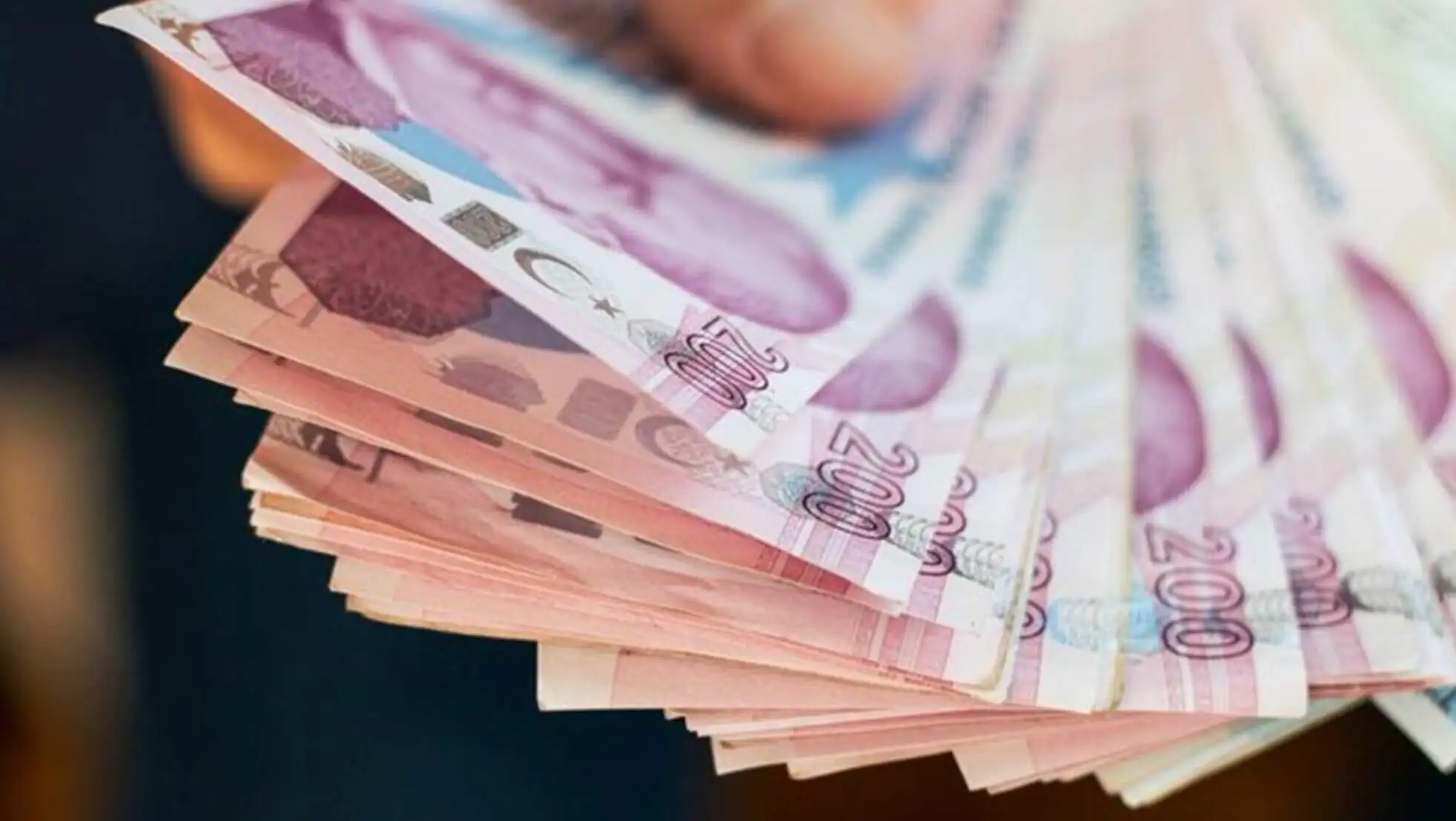 Bir kişinin para tutması. Bir kişinin para tutması.