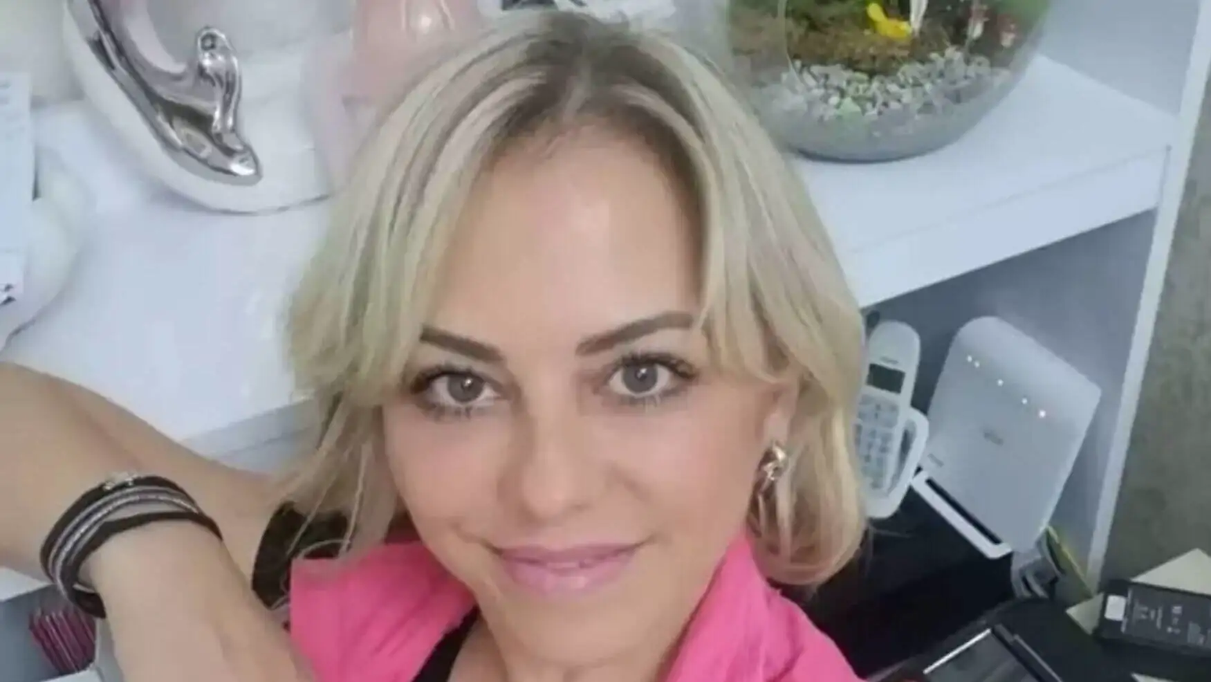 Demet Akarsu'nun cenaze töreninde gözyaşları. Demet Akarsu'nun cenaze töreninde gözyaşları.