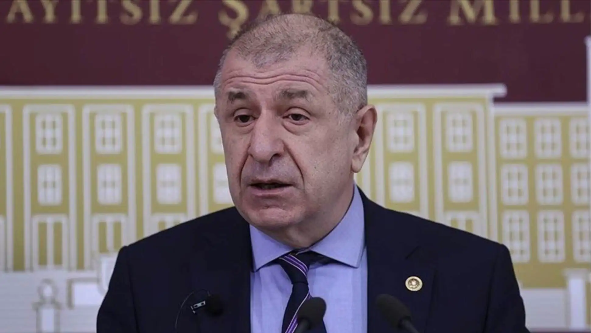 Ümit Özdağ, basın toplantısında konuşma yapıyor. Ümit Özdağ, basın toplantısında konuşma yapıyor.