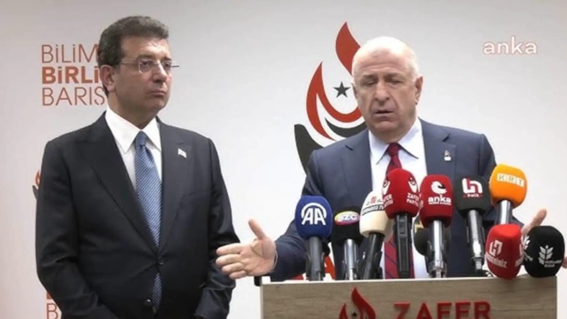 Ümit Özdağ, basın toplantısında konuşma yapıyor. Ümit Özdağ, basın toplantısında konuşma yapıyor.