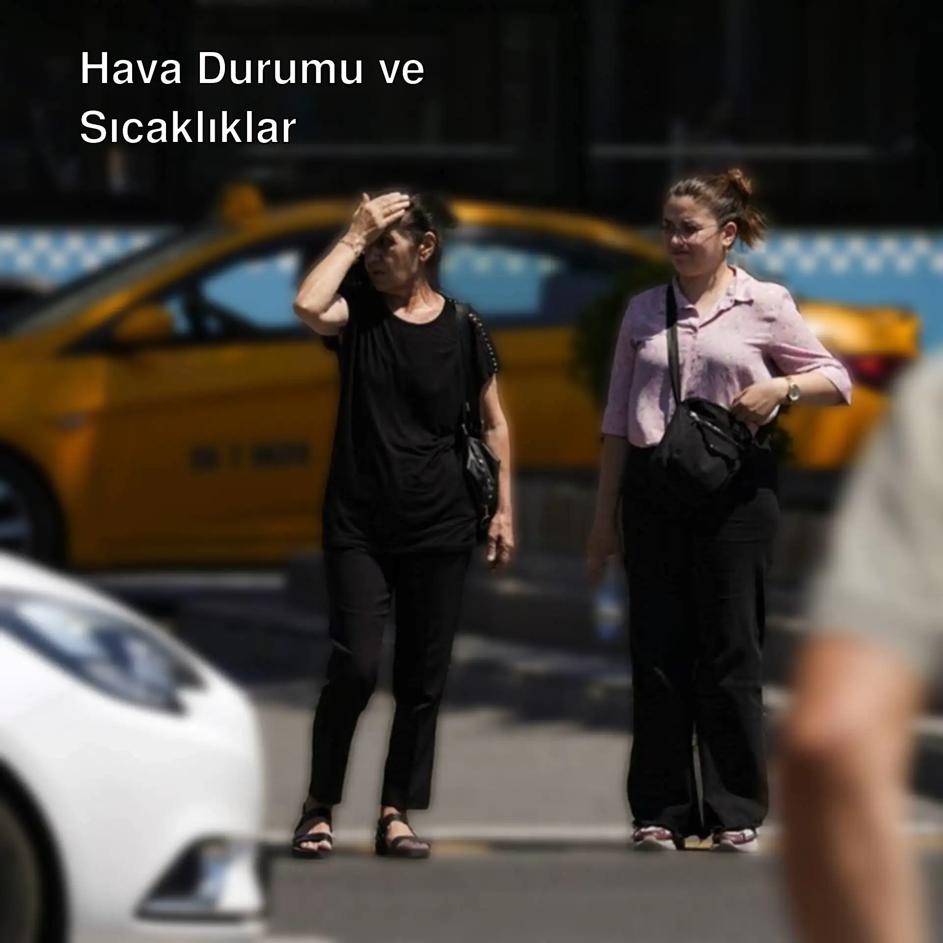 İki kadın sokakta yürürken. İki kadın sokakta yürürken.