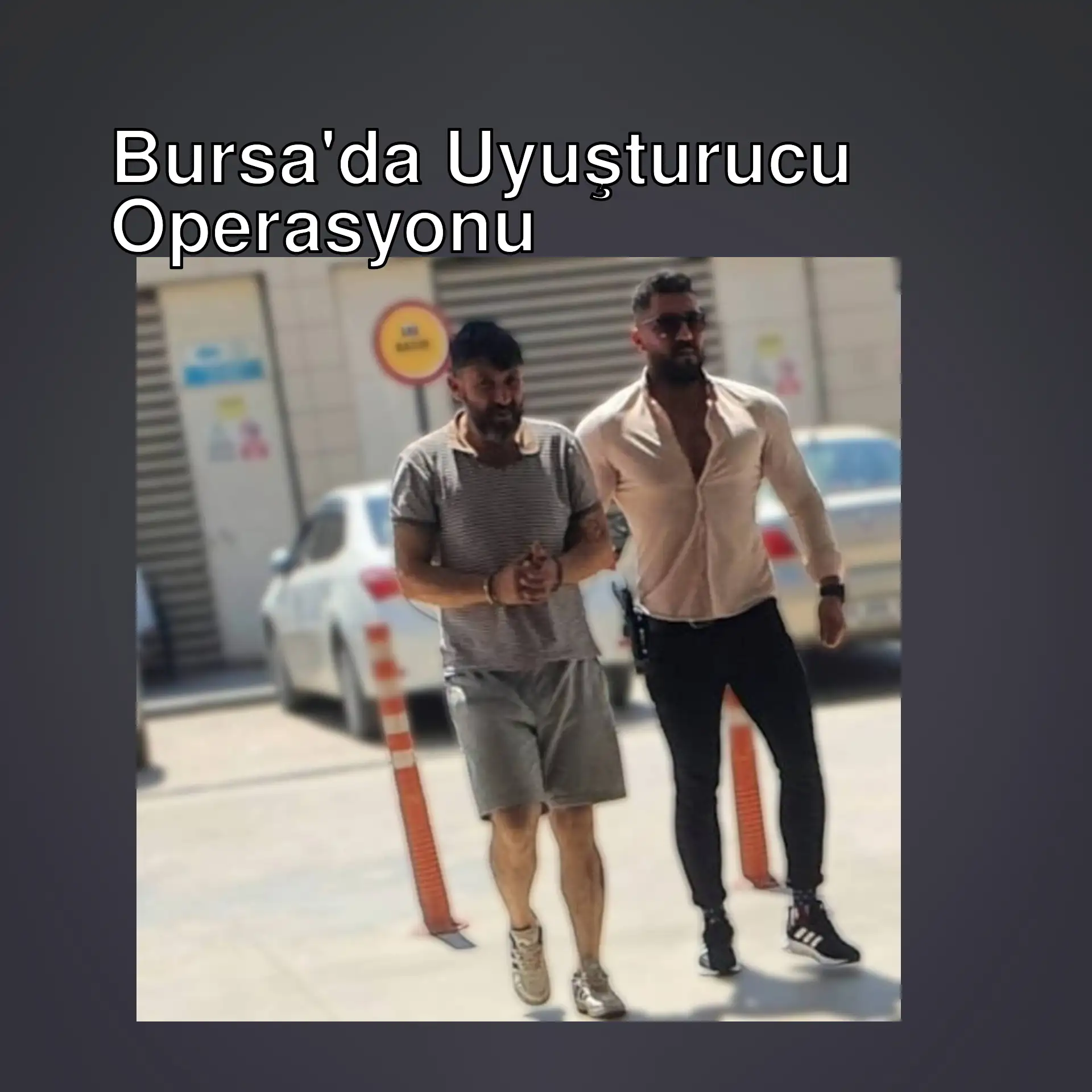 Bursa'da narkotik operasyonu sırasında gözaltına alınan bir kişi. Bursa'da narkotik operasyonu sırasında gözaltına alınan bir kişi.