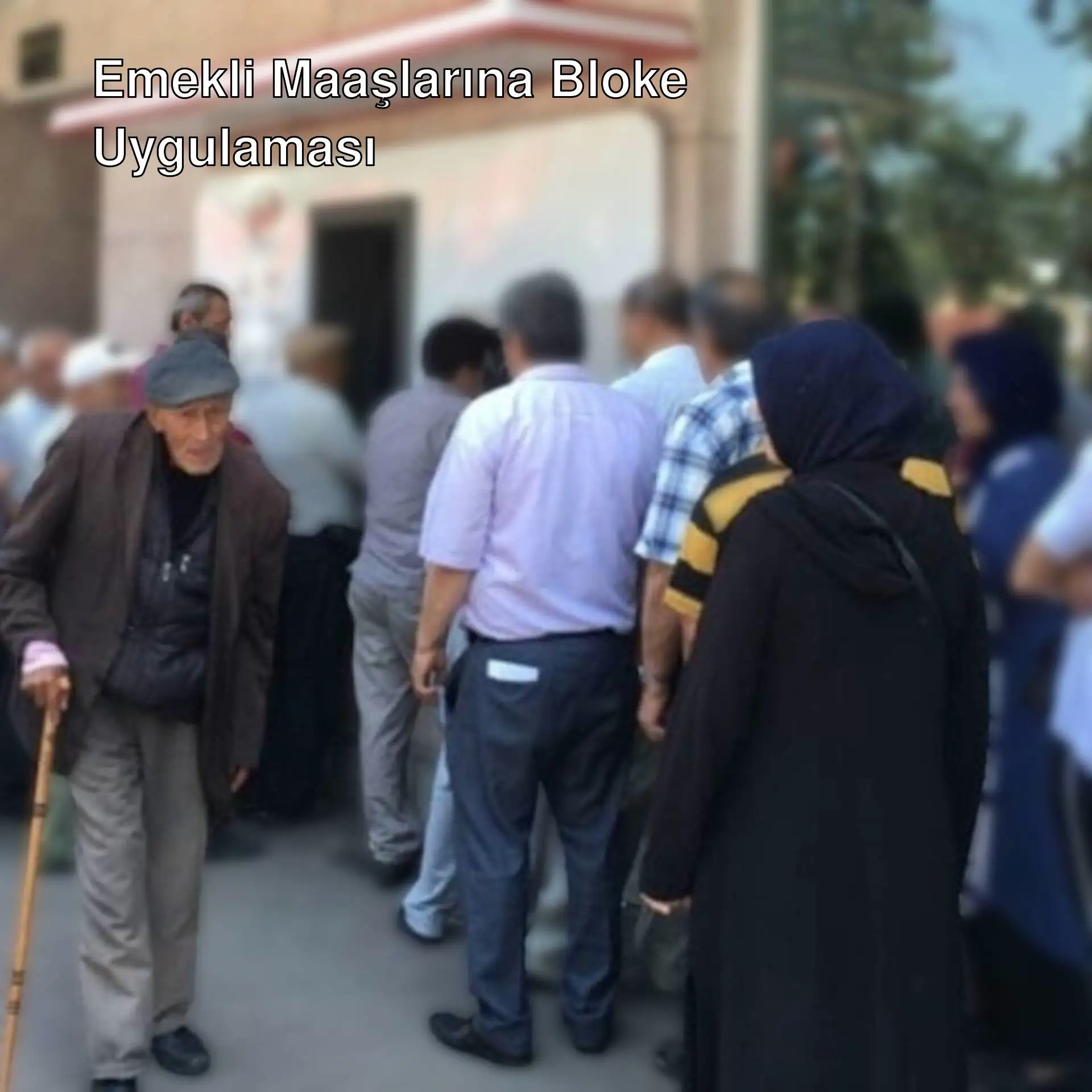 Bir grup insan bir binanın önünde duruyor. Bir grup insan bir binanın önünde duruyor.