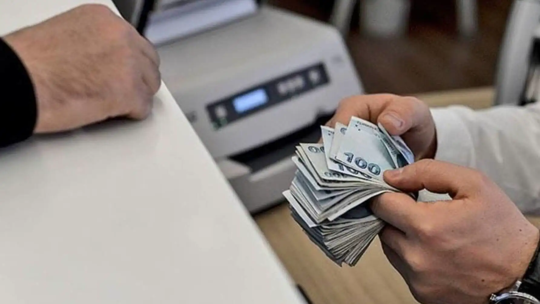A person handing over money. A person handing over money.