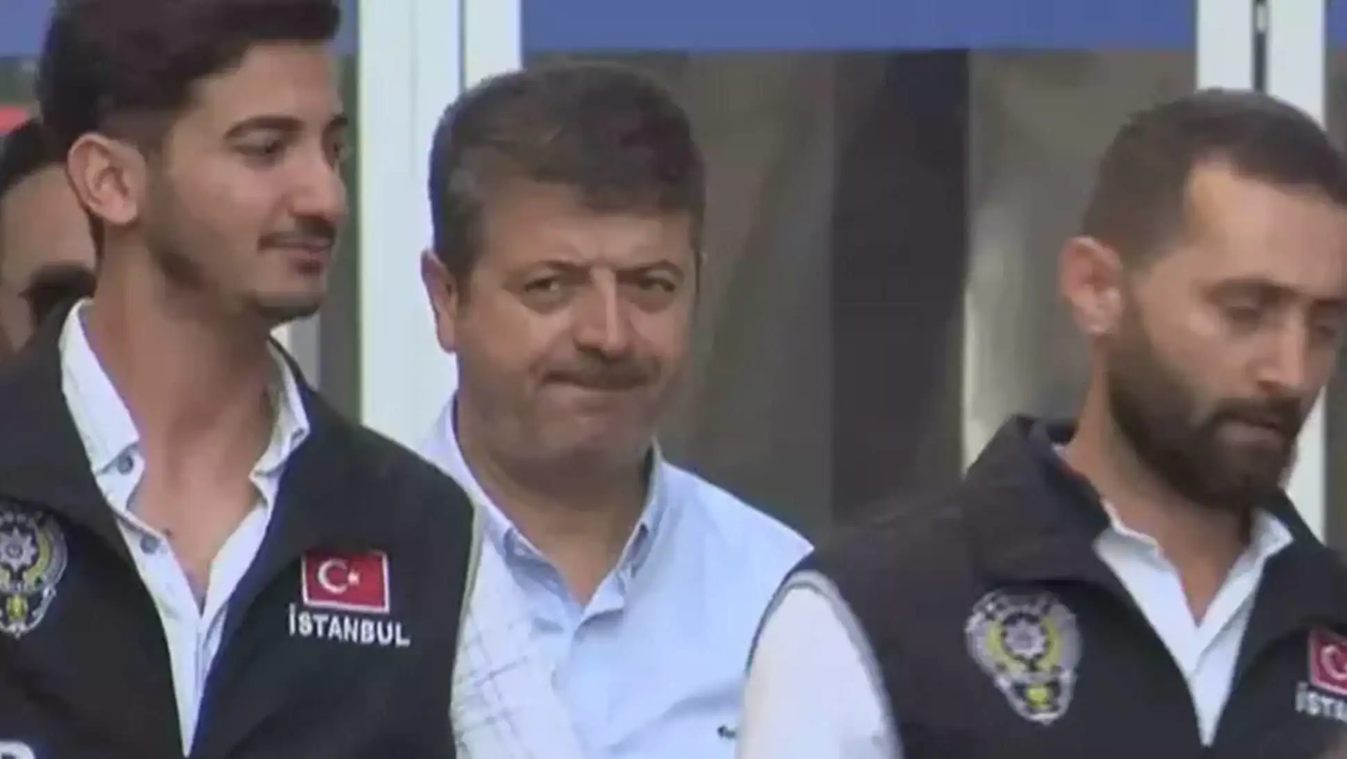 Bir grup adam yan yana duruyor. Bir grup adam yan yana duruyor.