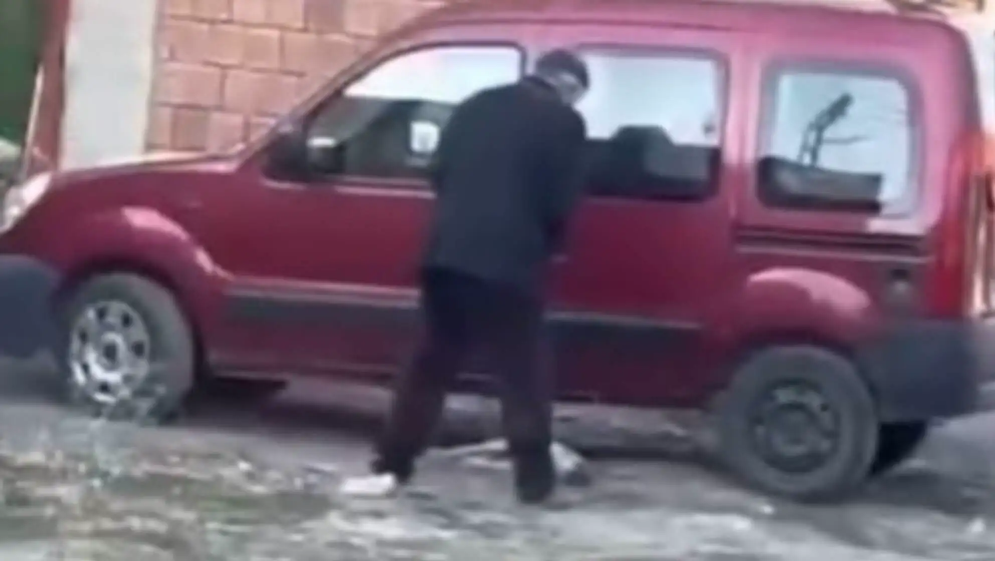 Köpeğe şiddet uygulayan kişi hakkında yasal işlem başlatıldı. Köpeğe şiddet uygulayan kişi hakkında yasal işlem başlatıldı.