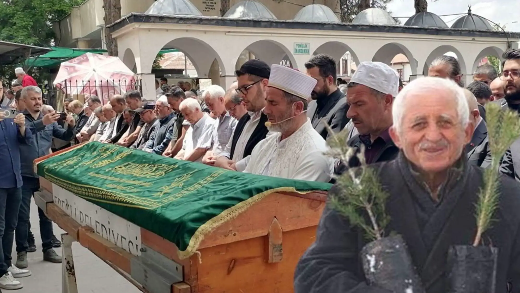 Ahmet Demir'in cenazesi sırasında bir grup insan. Ahmet Demir'in cenazesi sırasında bir grup insan.