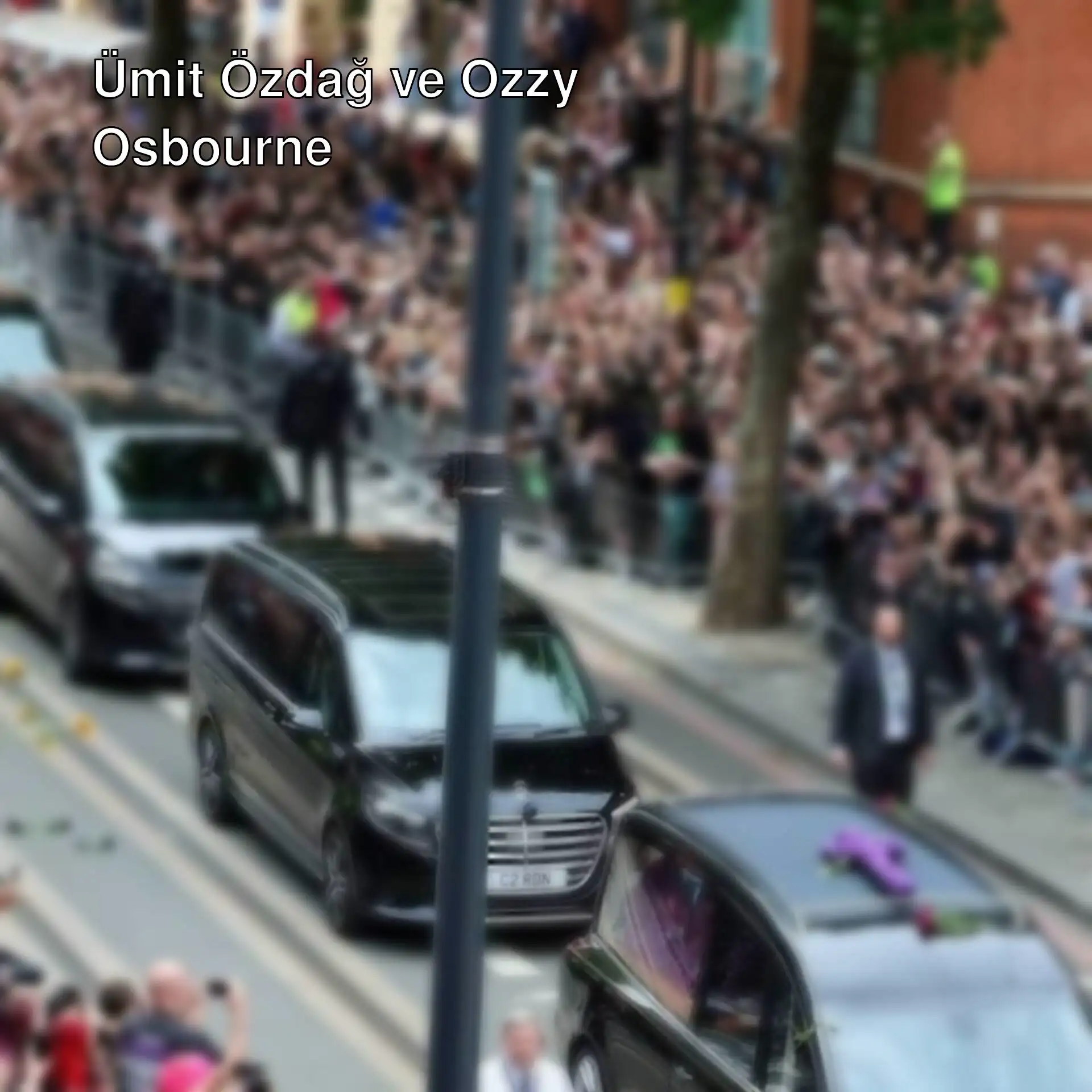 Ozzy Osbourne'un cenaze töreninde hayranları toplandı. Ozzy Osbourne'un cenaze töreninde hayranları toplandı.