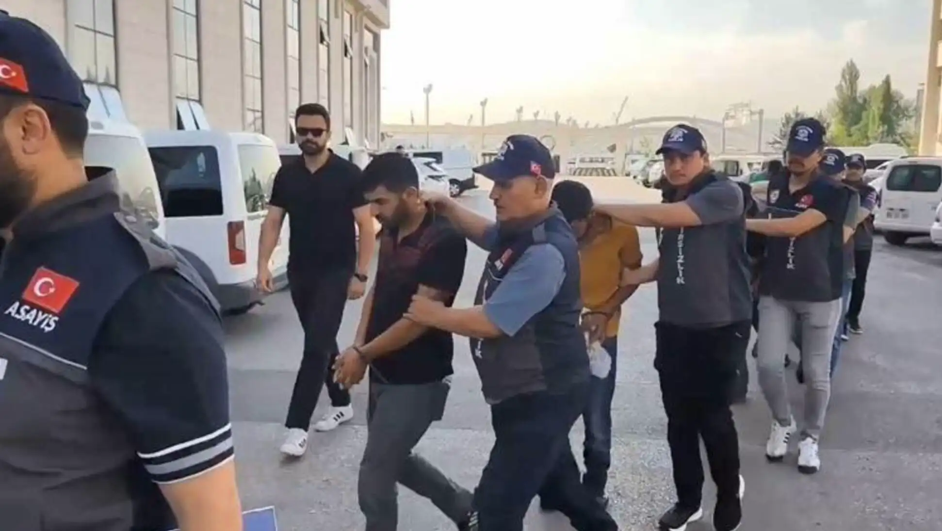 Gözaltına alınan şüpheliler, operasyon sırasında. Gözaltına alınan şüpheliler, operasyon sırasında.