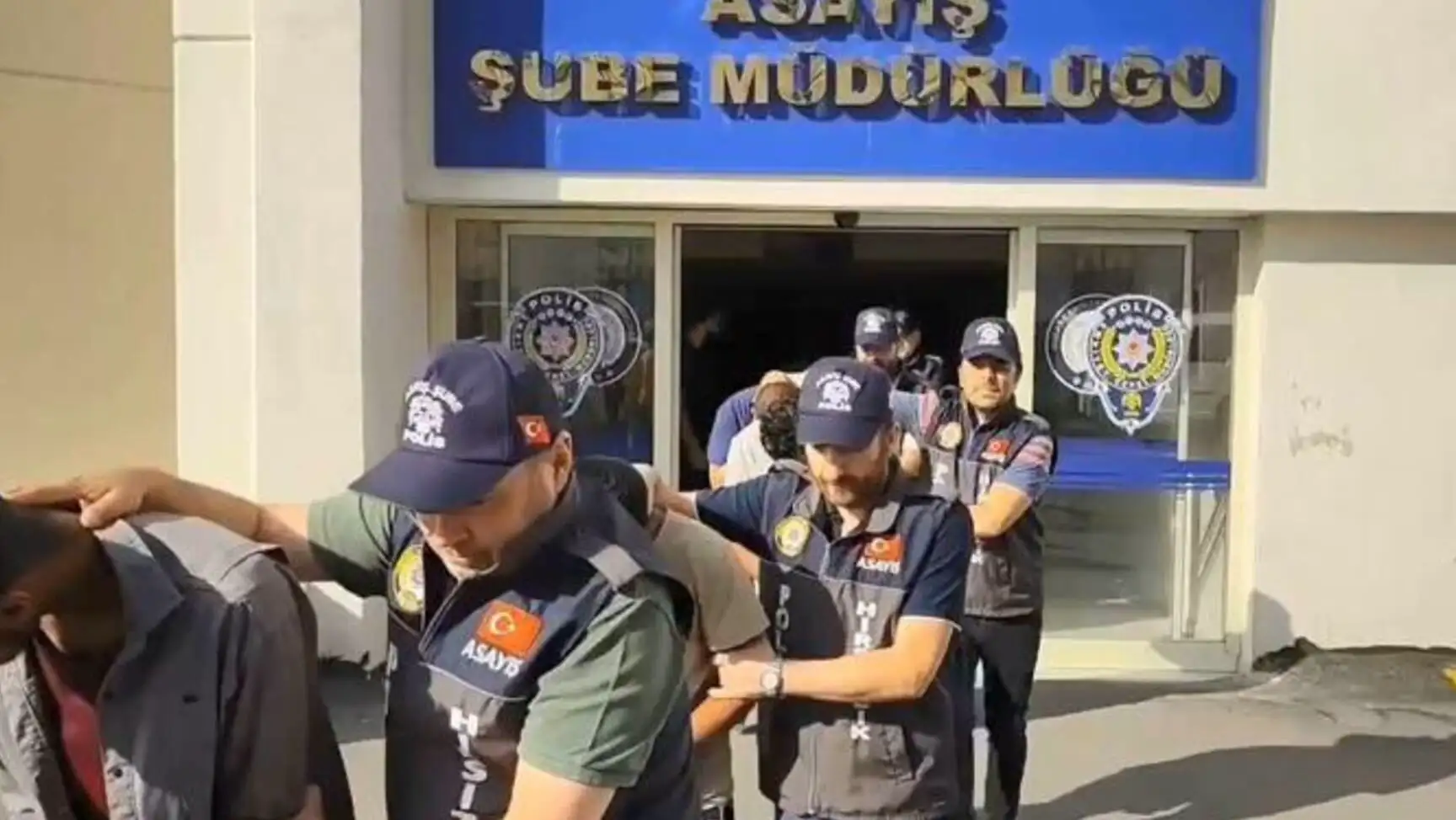 Polis ekipleri, operasyon sırasında. Polis ekipleri, operasyon sırasında.