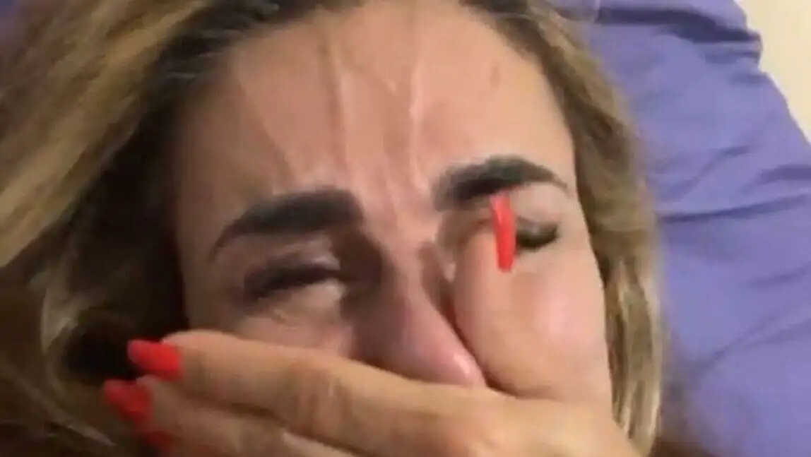 Yapay zeka ile kurulan duygusal bağların etkileri üzerine bir kadın. Yapay zeka ile kurulan duygusal bağların etkileri üzerine bir kadın.