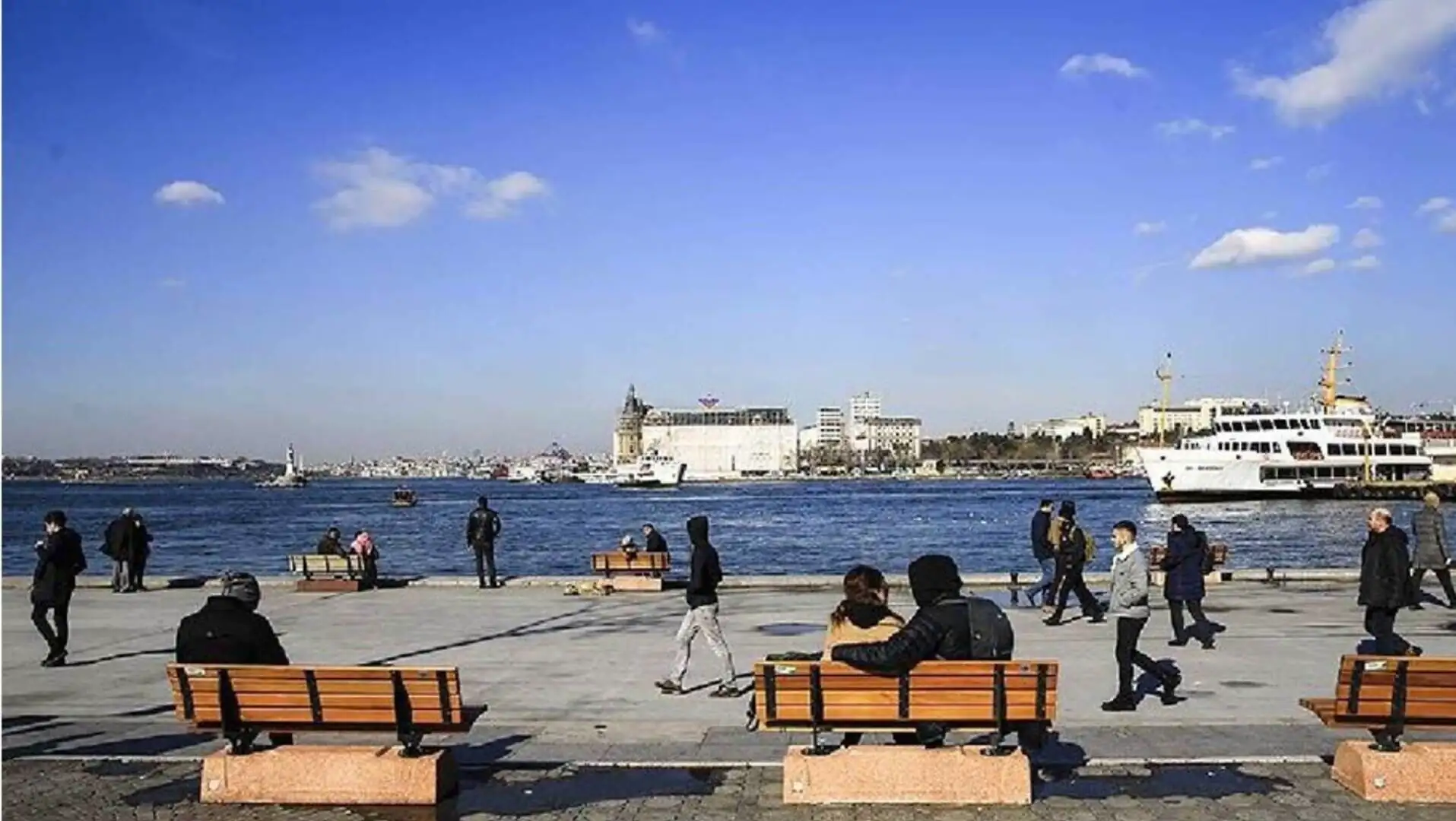 Su kenarında oturan insanlar. Su kenarında oturan insanlar.