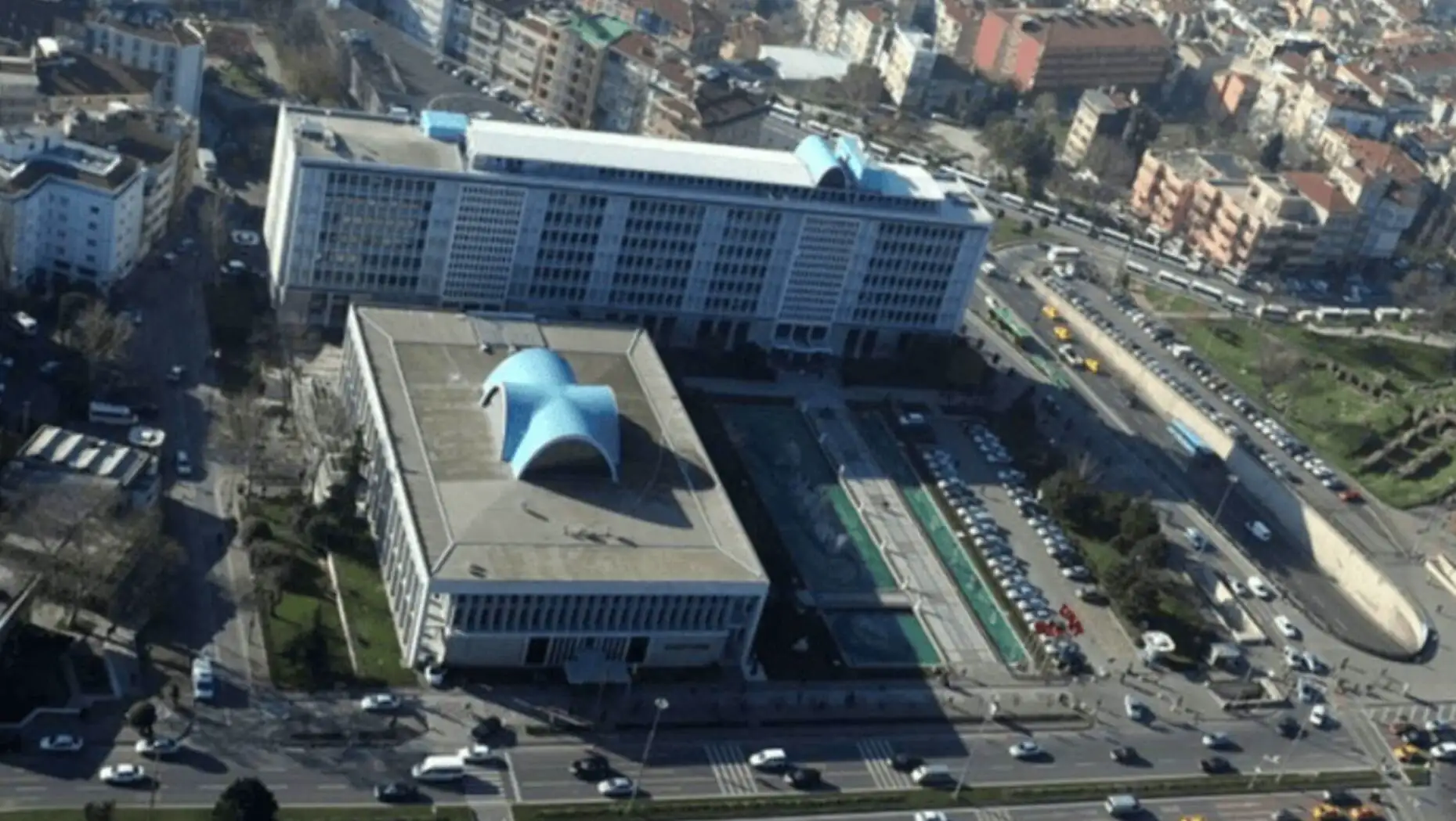 İBB soruşturmasında gözaltına alınan kişilerin sağlık kontrolü. İBB soruşturmasında gözaltına alınan kişilerin sağlık kontrolü.