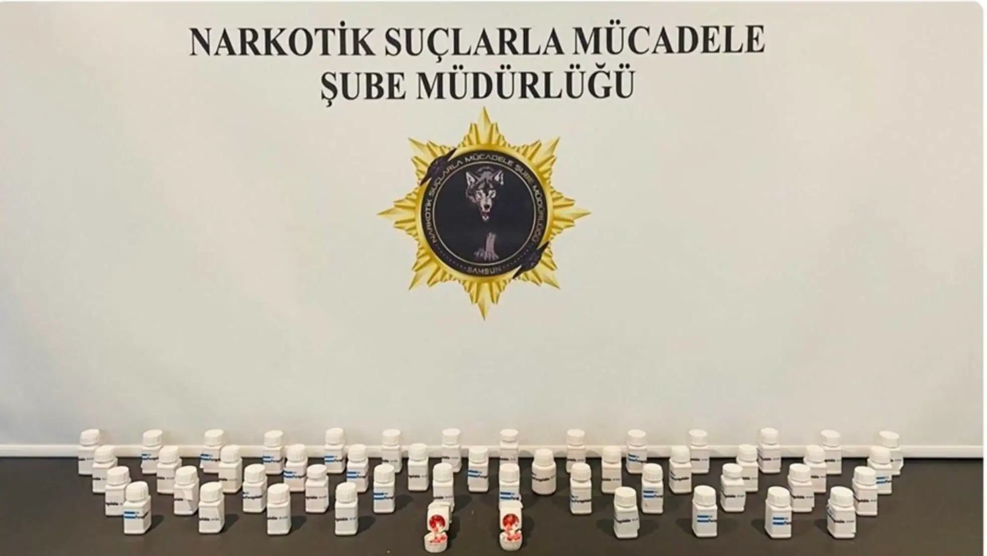 Uyuşturucu operasyonu sırasında ele geçirilen maddeler.