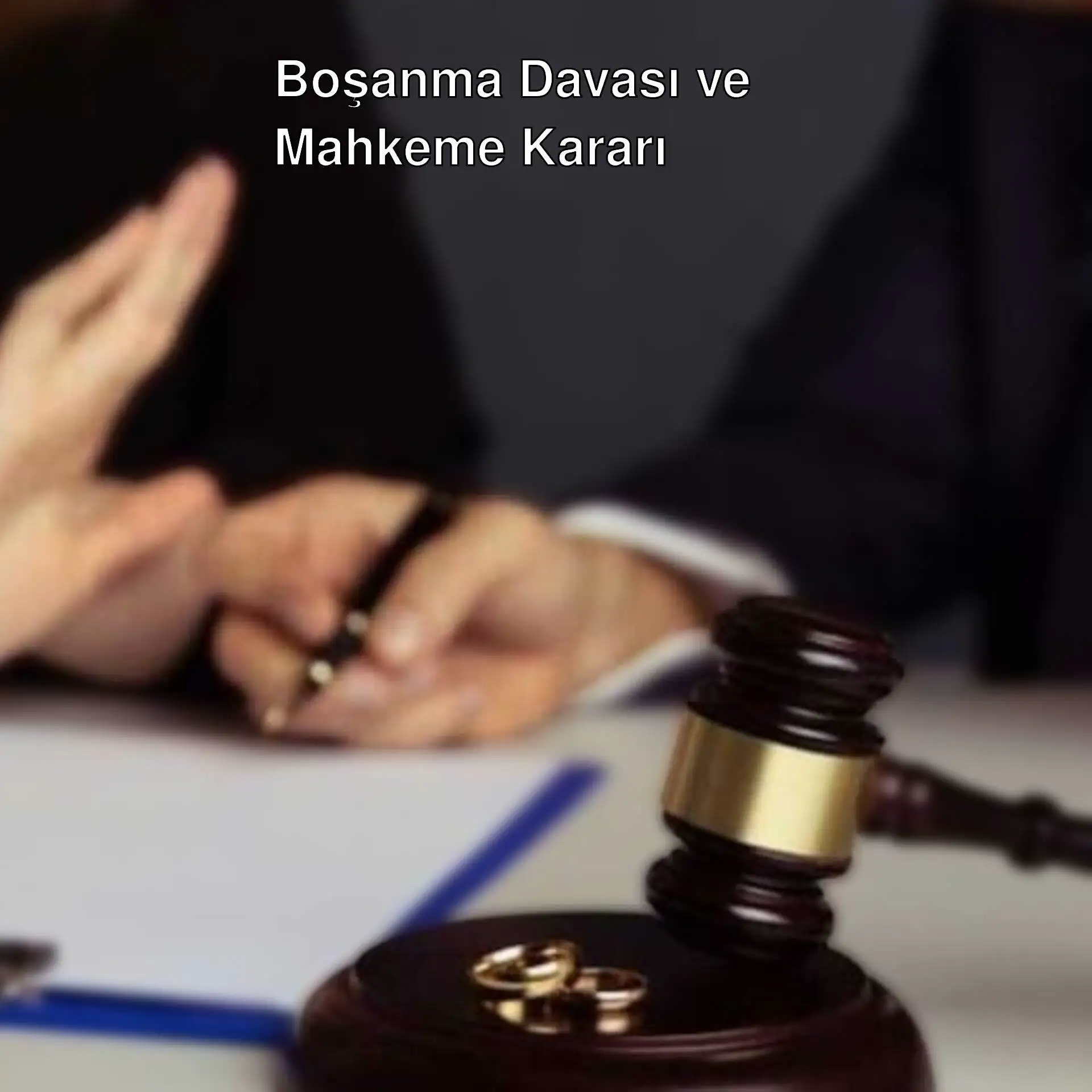 Bir masa üzerinde çekiç ve yüzükler