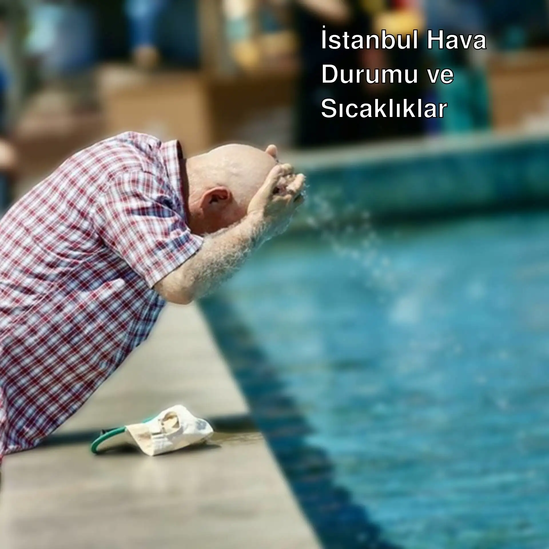 Havuz kenarında gömlekli bir adam.