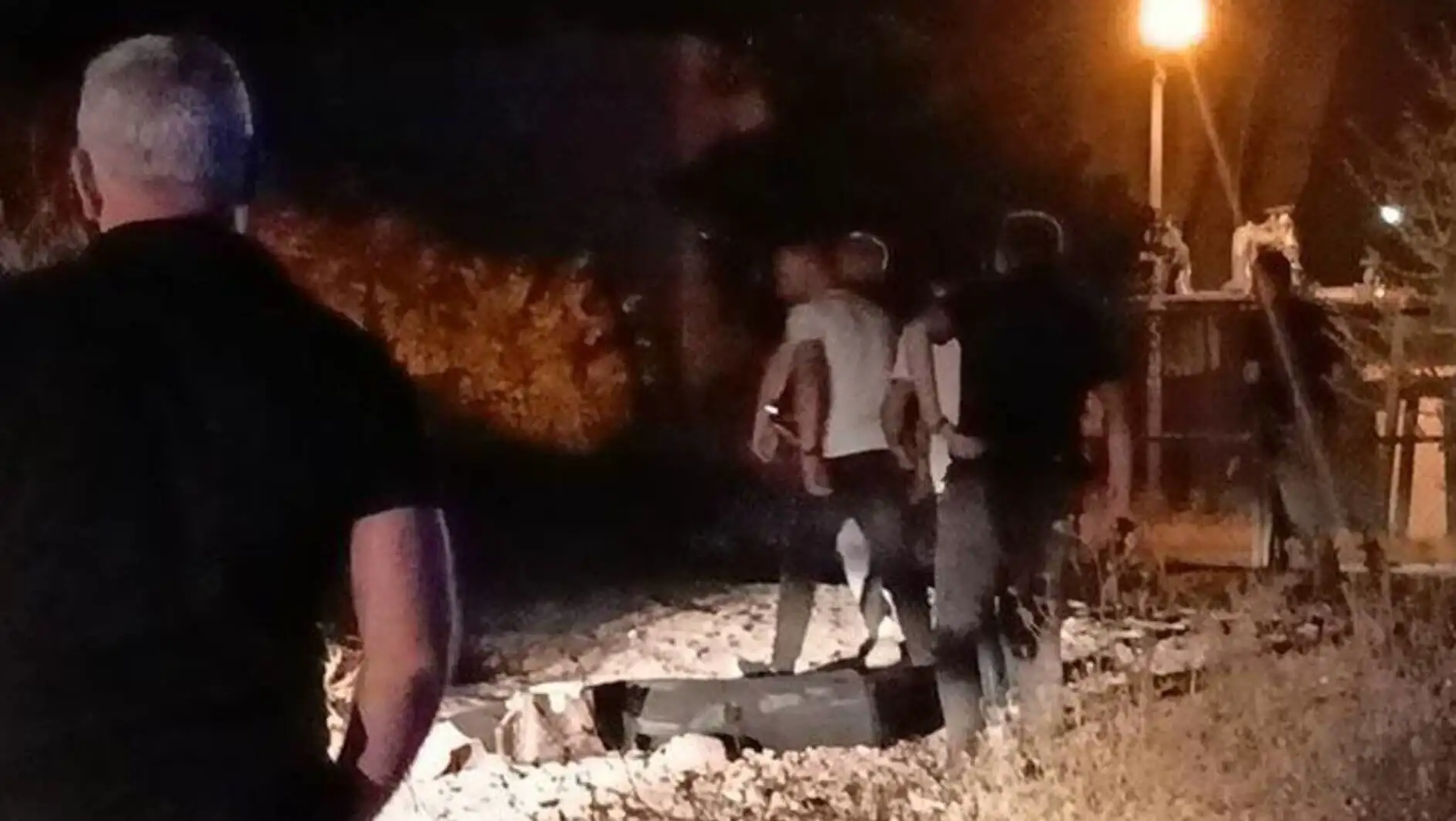 Bir grup insan kayalık bir alanda duruyor.