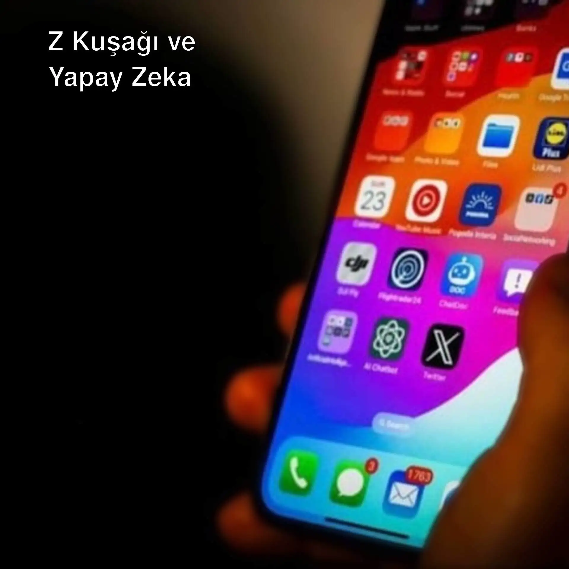 Bir kişi cep telefonunu tutuyor.