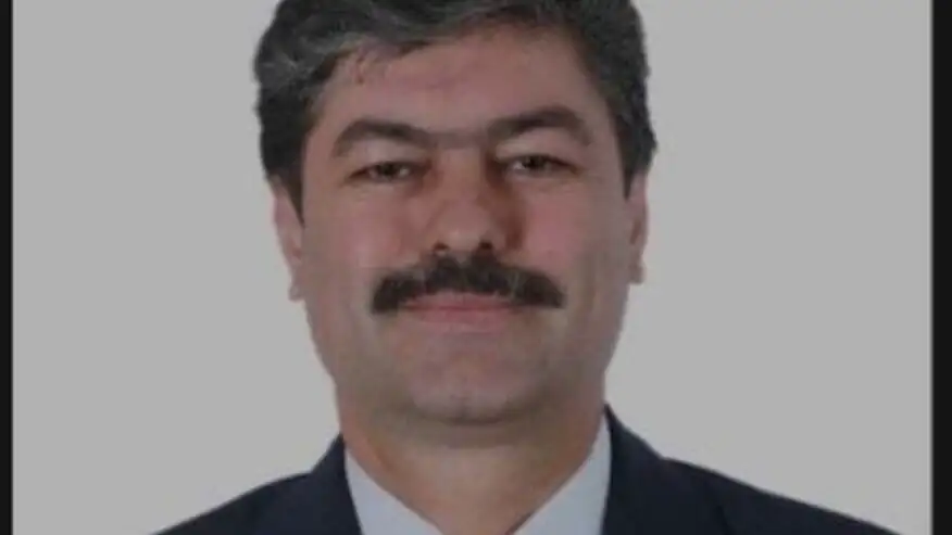 Bir adam takım elbise giymiş. Bir adam takım elbise giymiş.