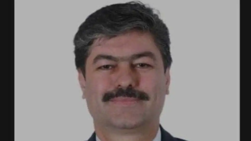 Bir adam, sakalıyla takım elbise giymiş. Bir adam, sakalıyla takım elbise giymiş.